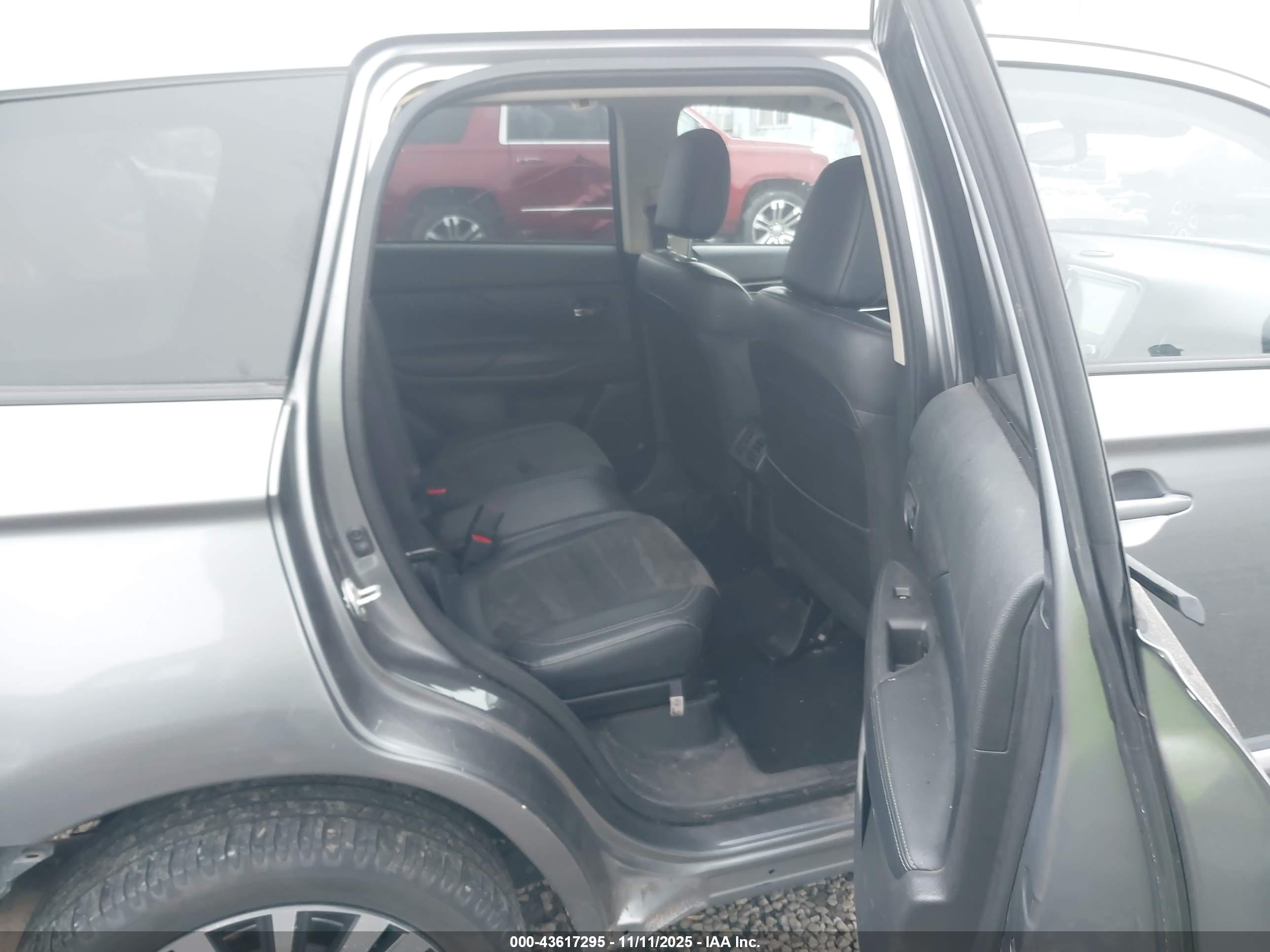 MITSUBISHI OUTLANDER image 8