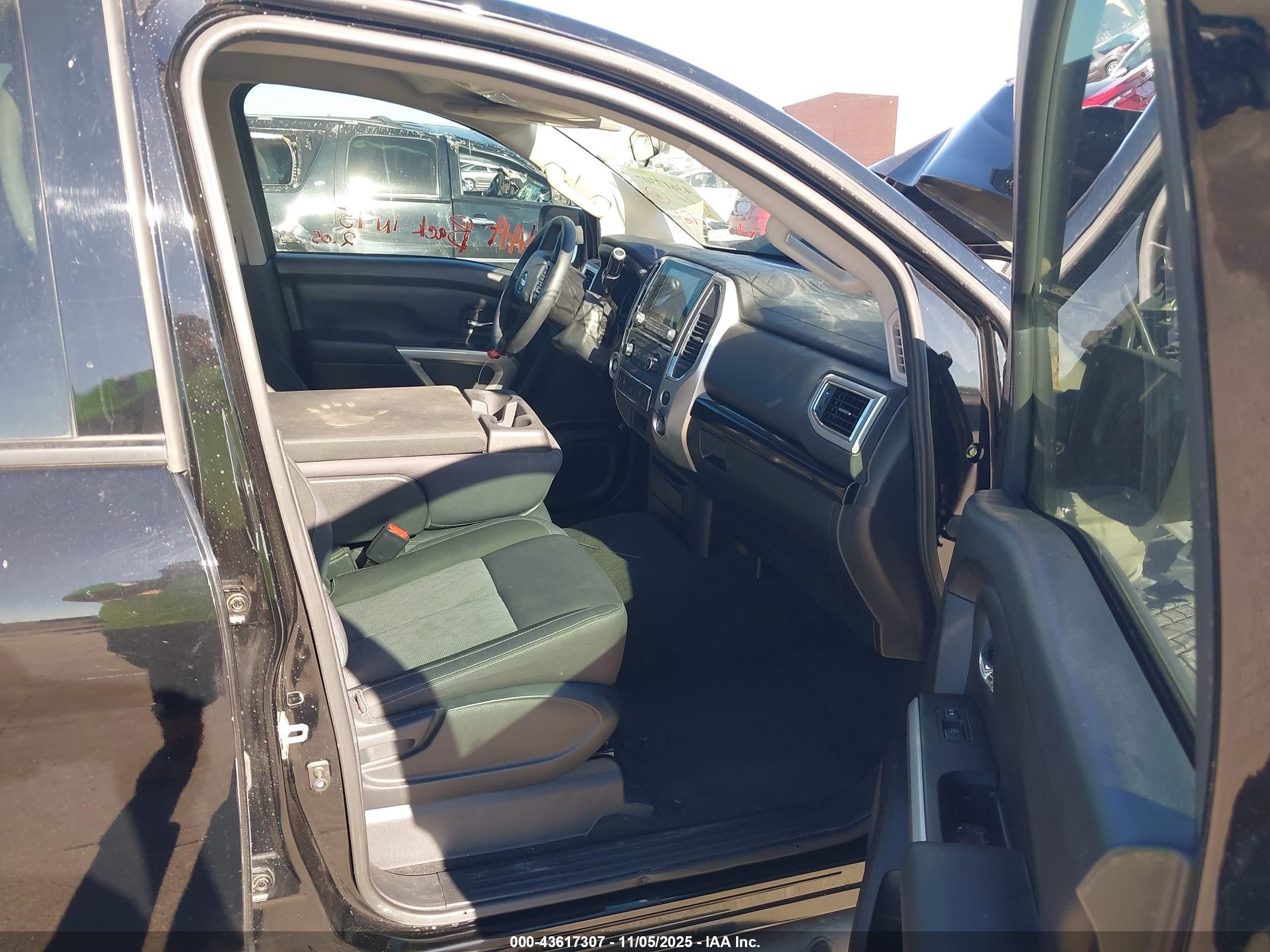 NISSAN TITAN image 5