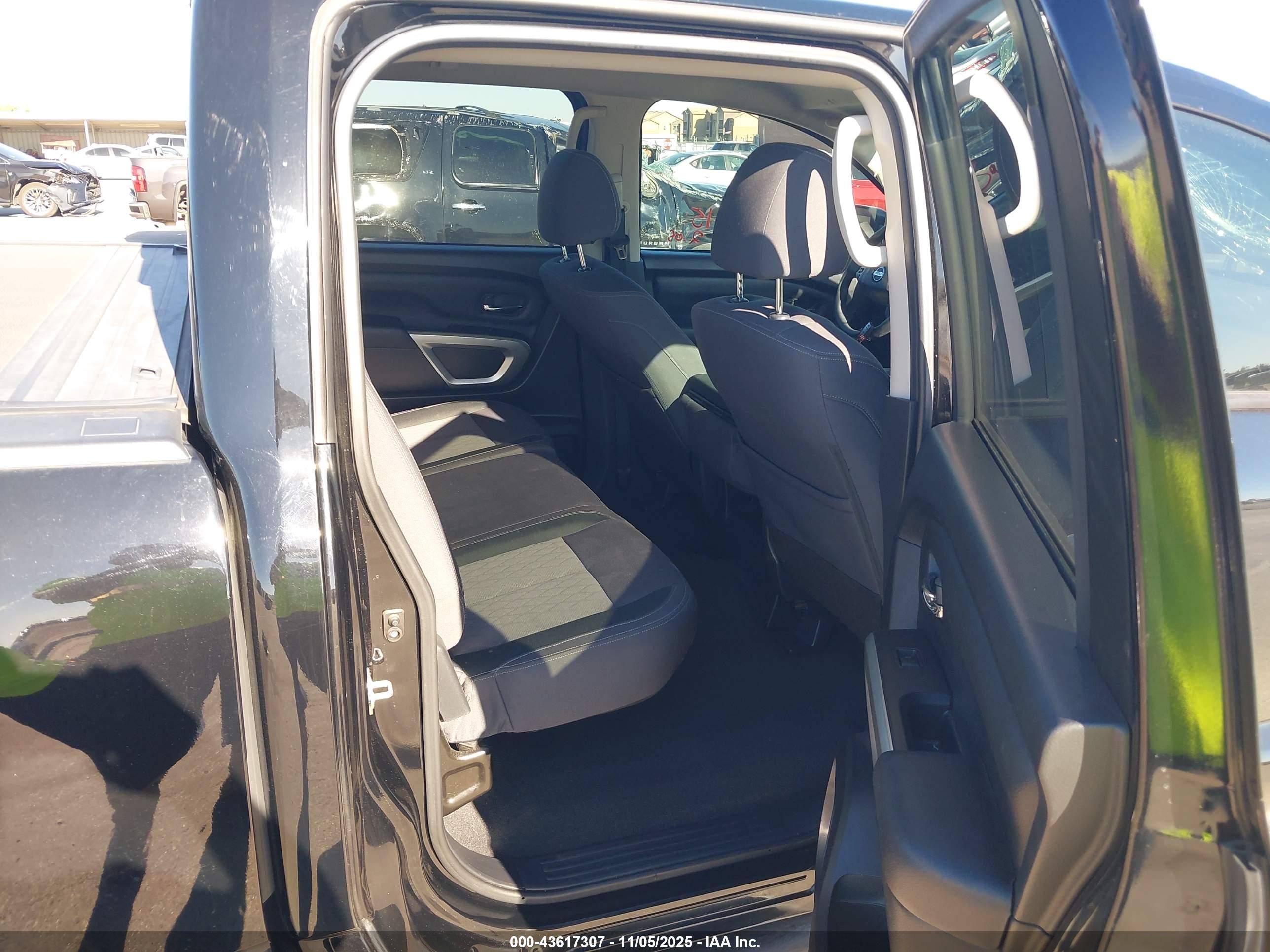 NISSAN TITAN image 8