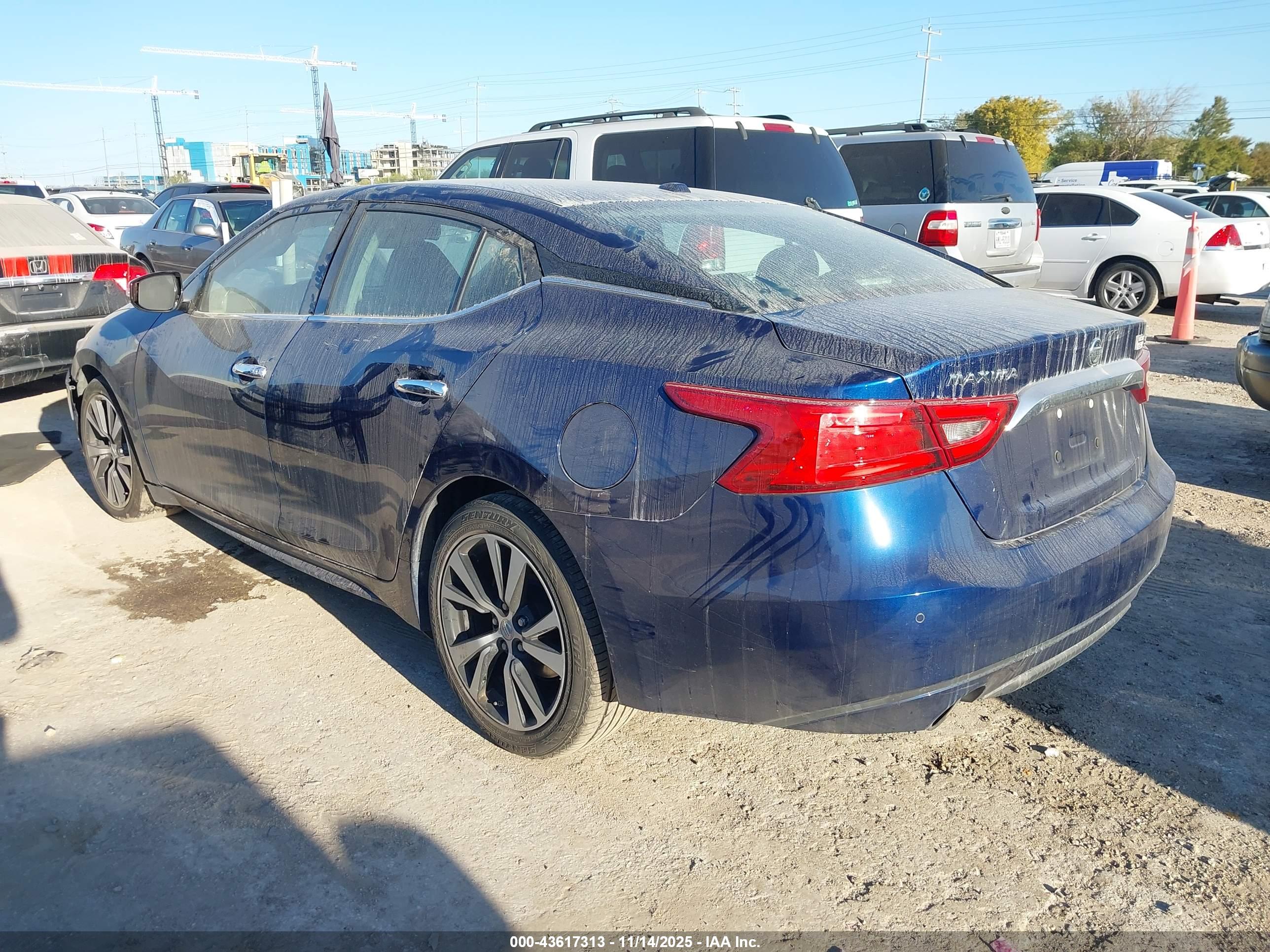 NISSAN MAXIMA image 3