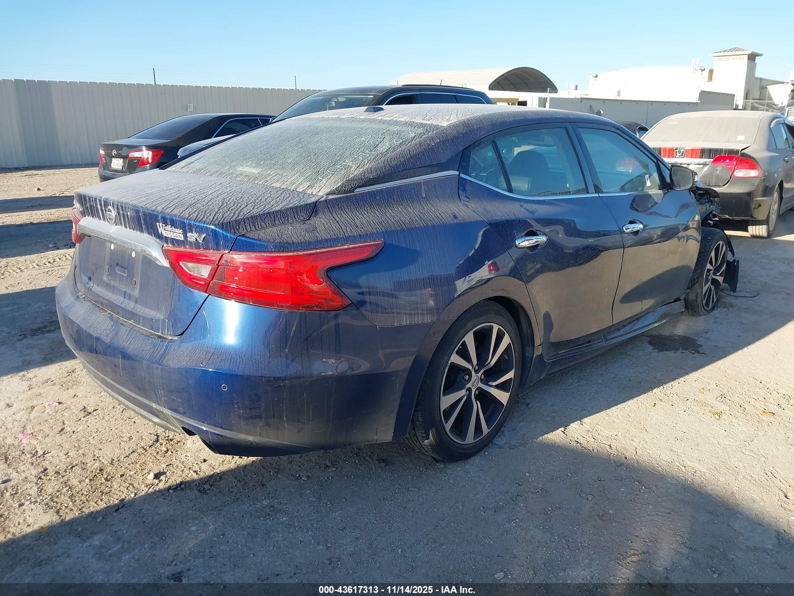 NISSAN MAXIMA image 4