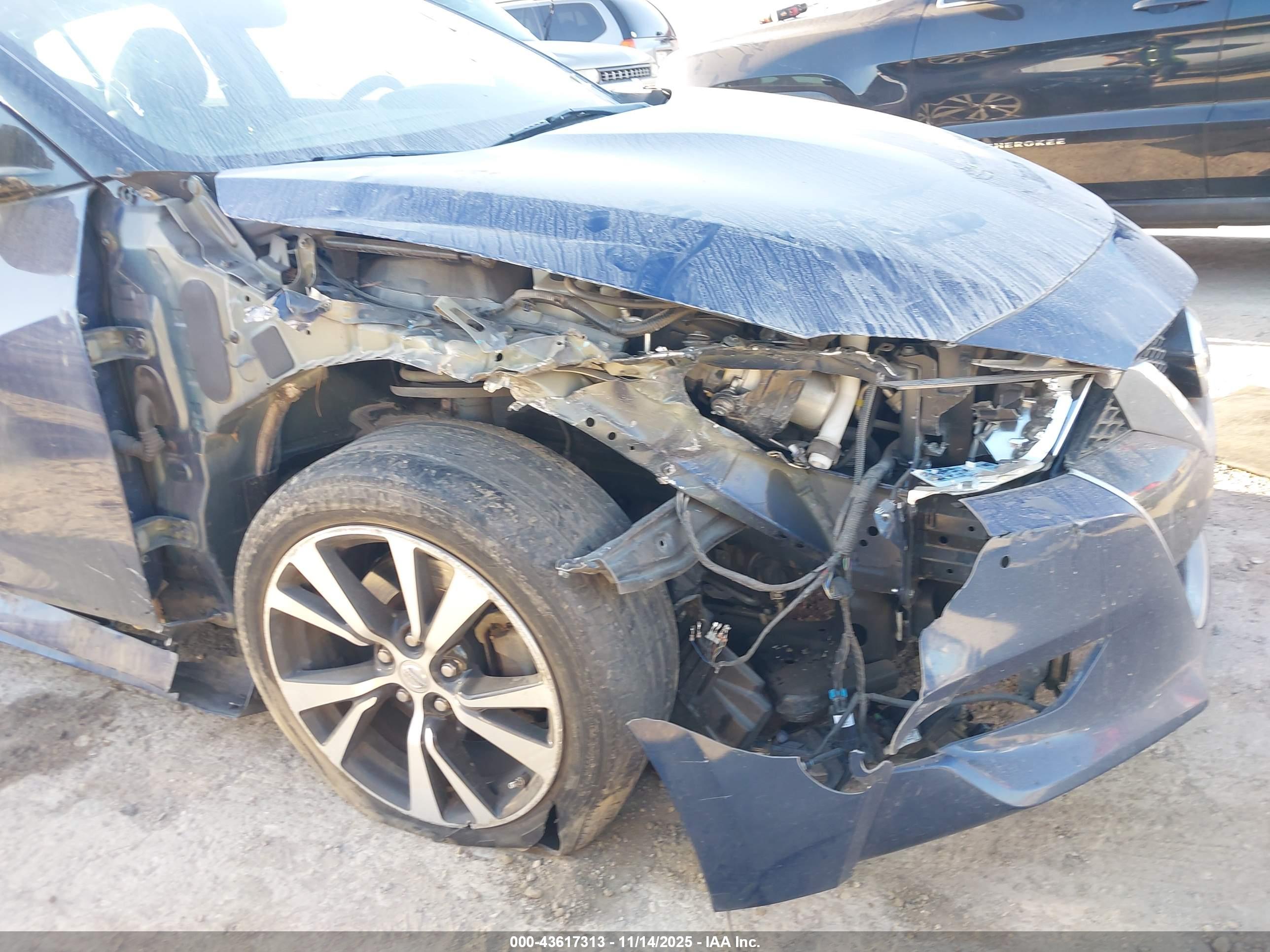 NISSAN MAXIMA image 6