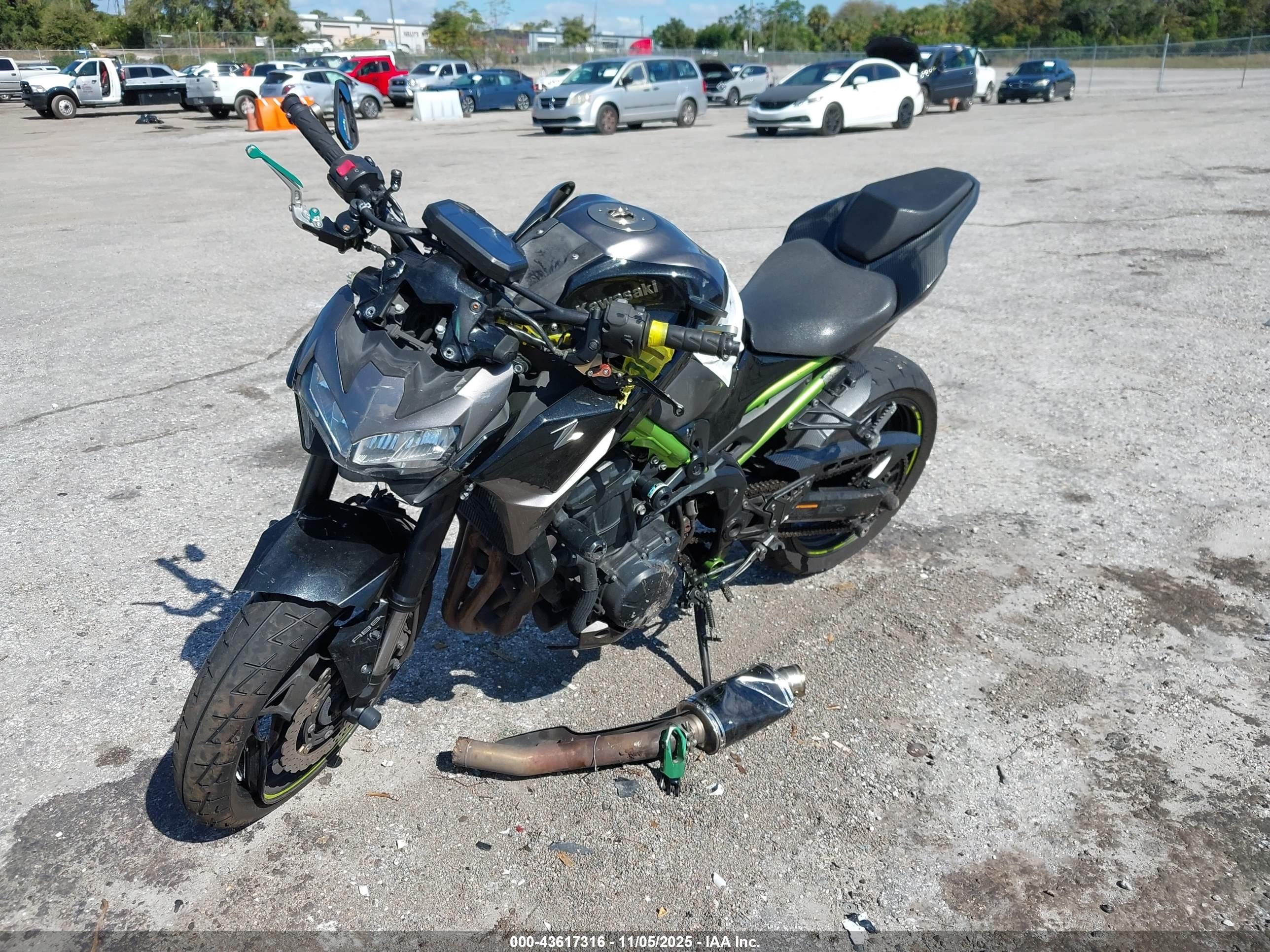 KAWASAKI ZR900 image 2