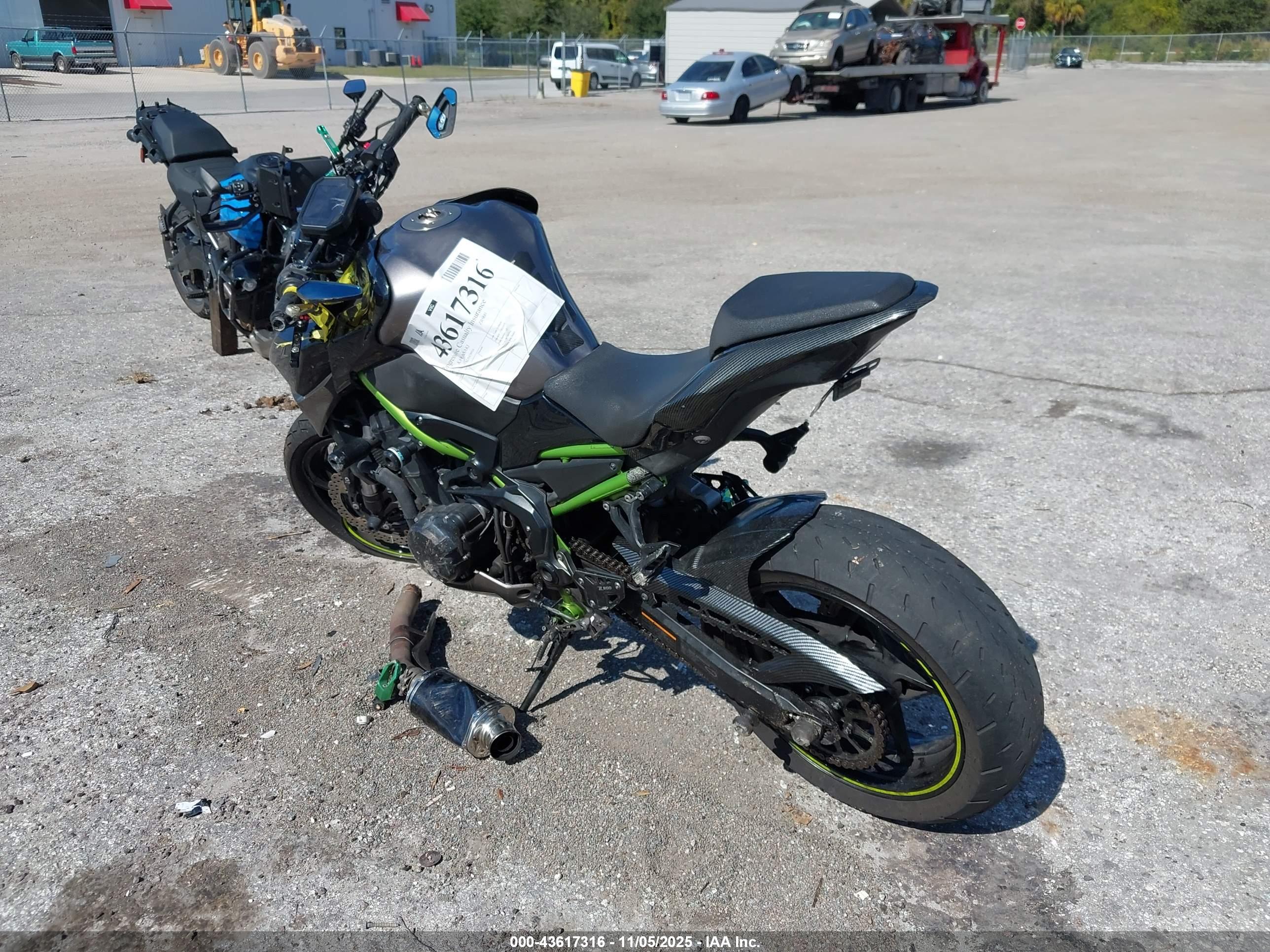 KAWASAKI ZR900 image 3