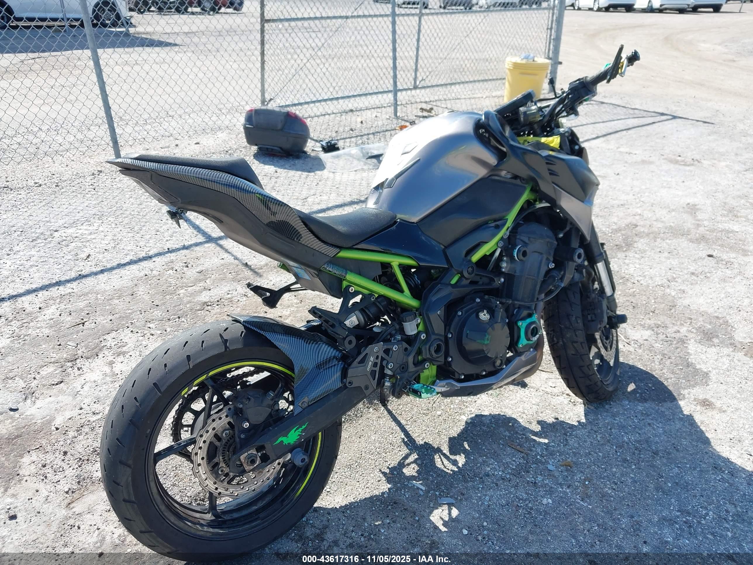 KAWASAKI ZR900 image 4