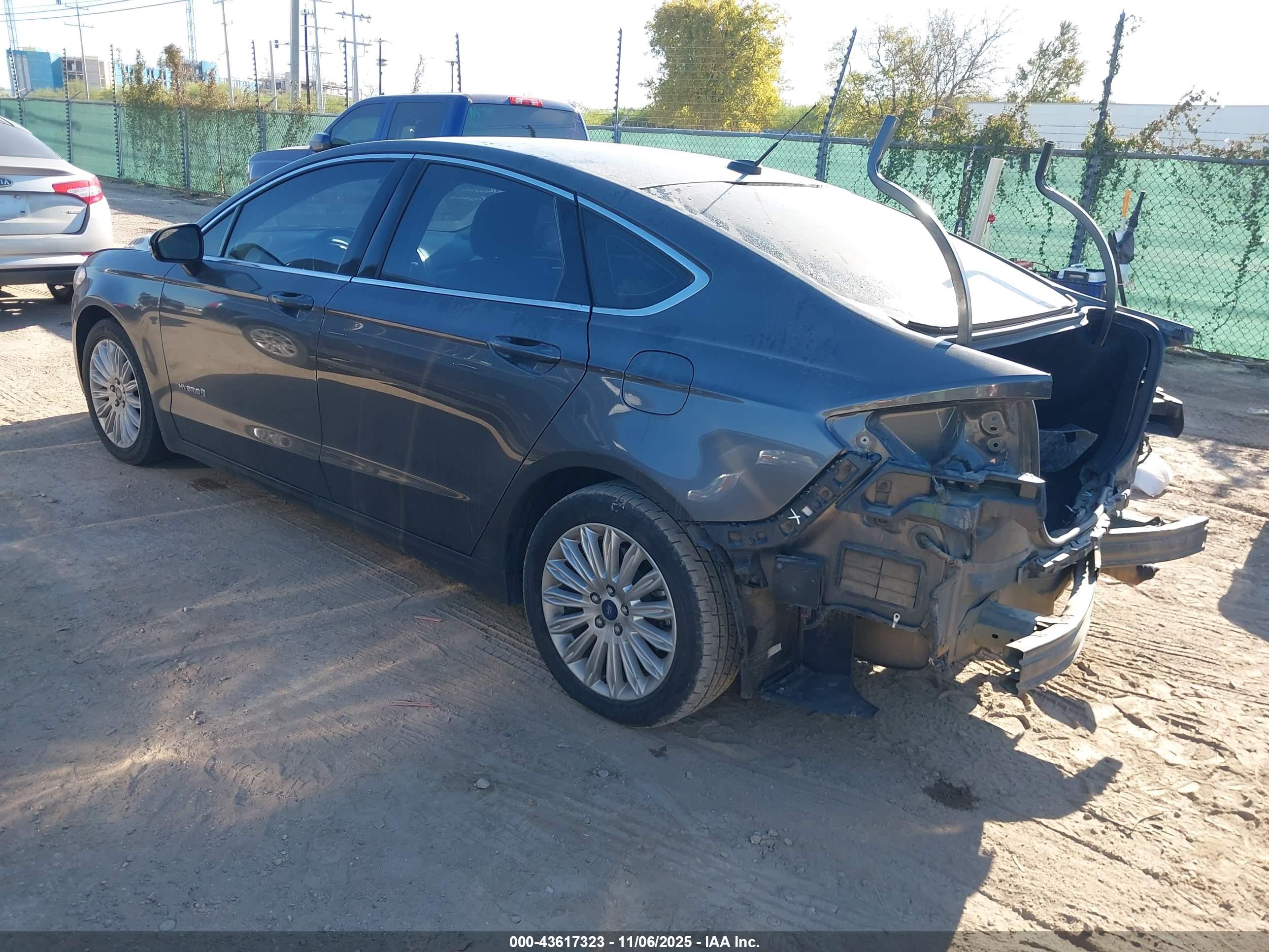 FORD FUSION image 3