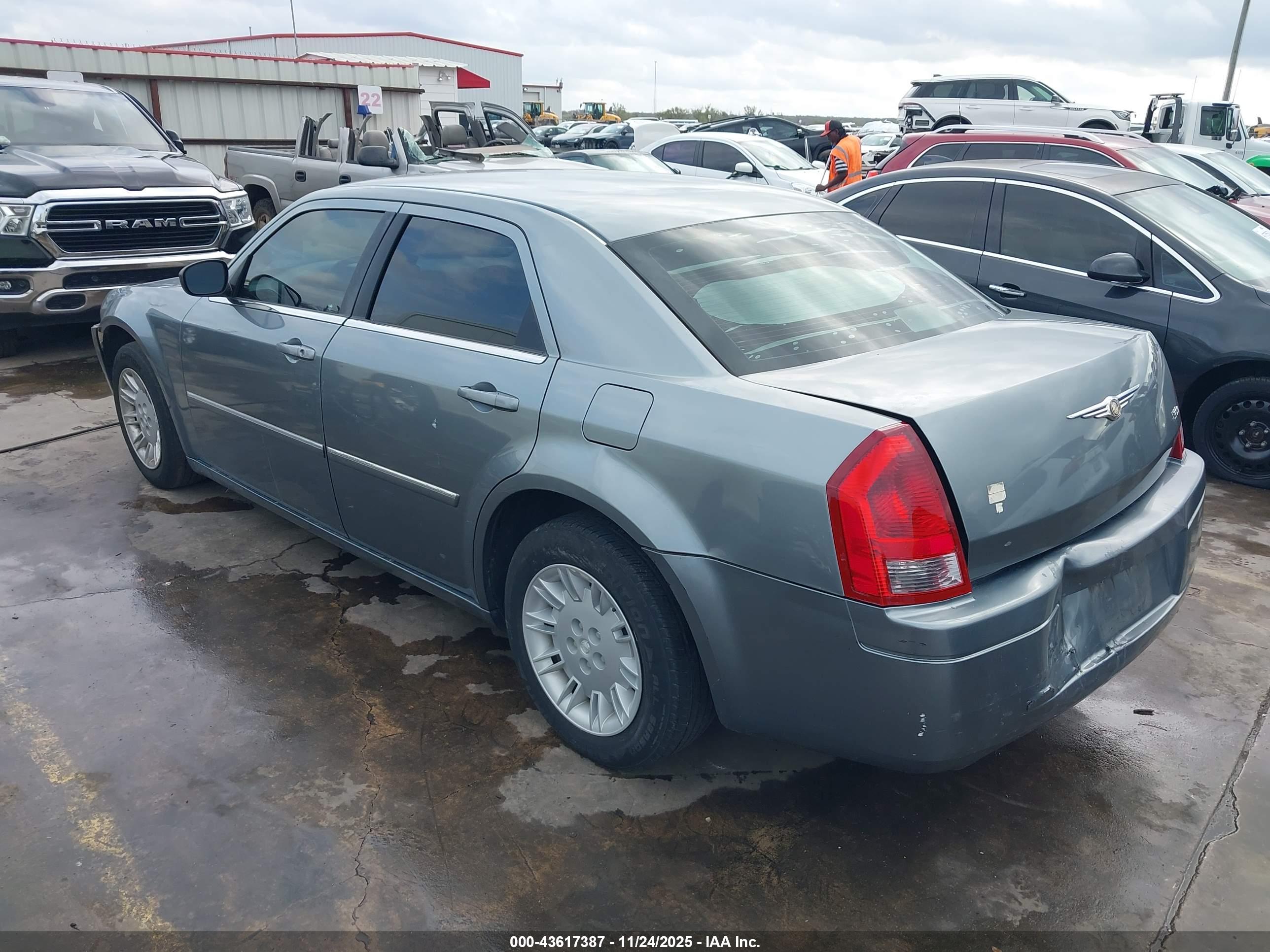 CHRYSLER 300 image 3