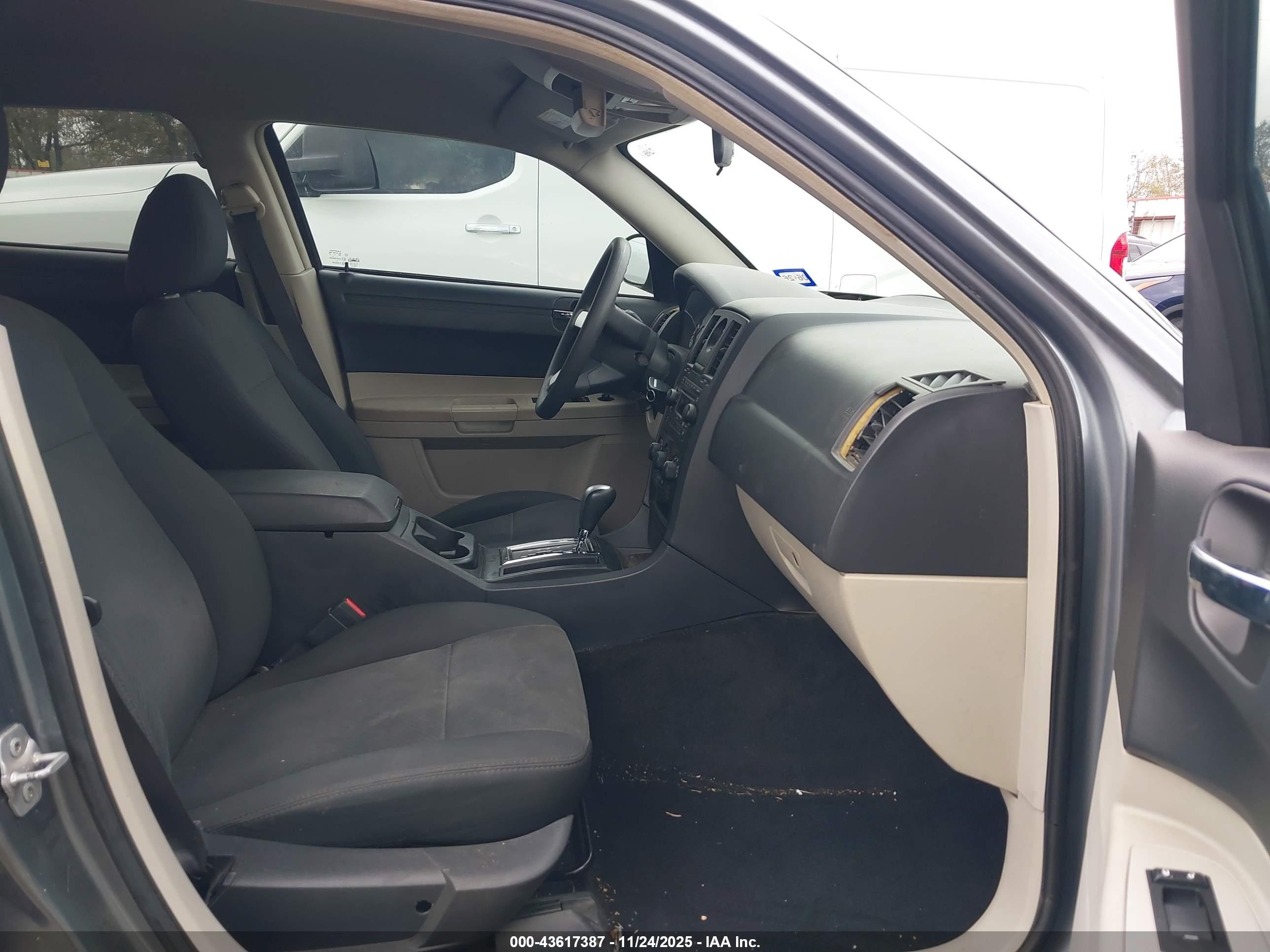 CHRYSLER 300 image 5