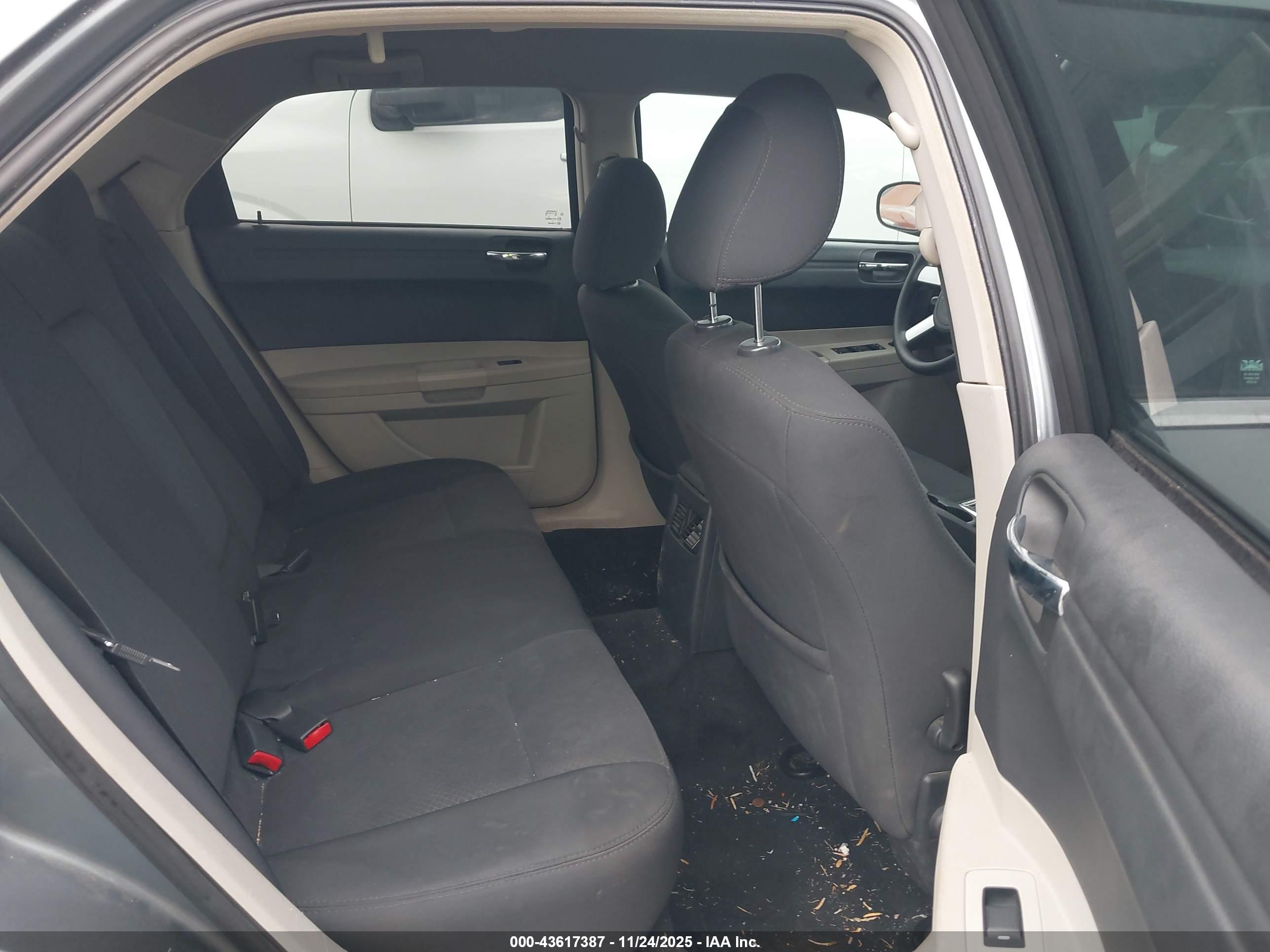 CHRYSLER 300 image 8