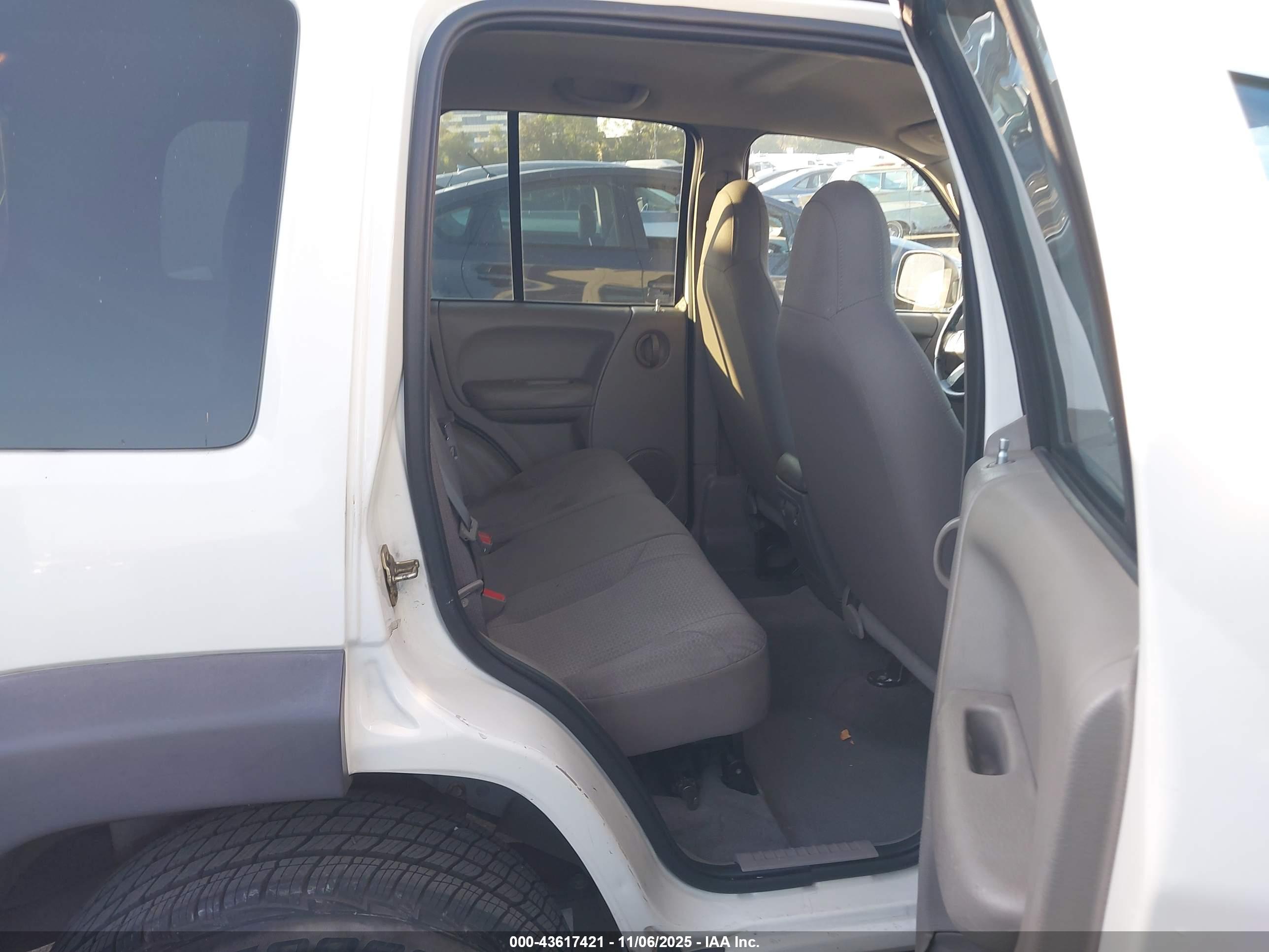 JEEP LIBERTY image 8