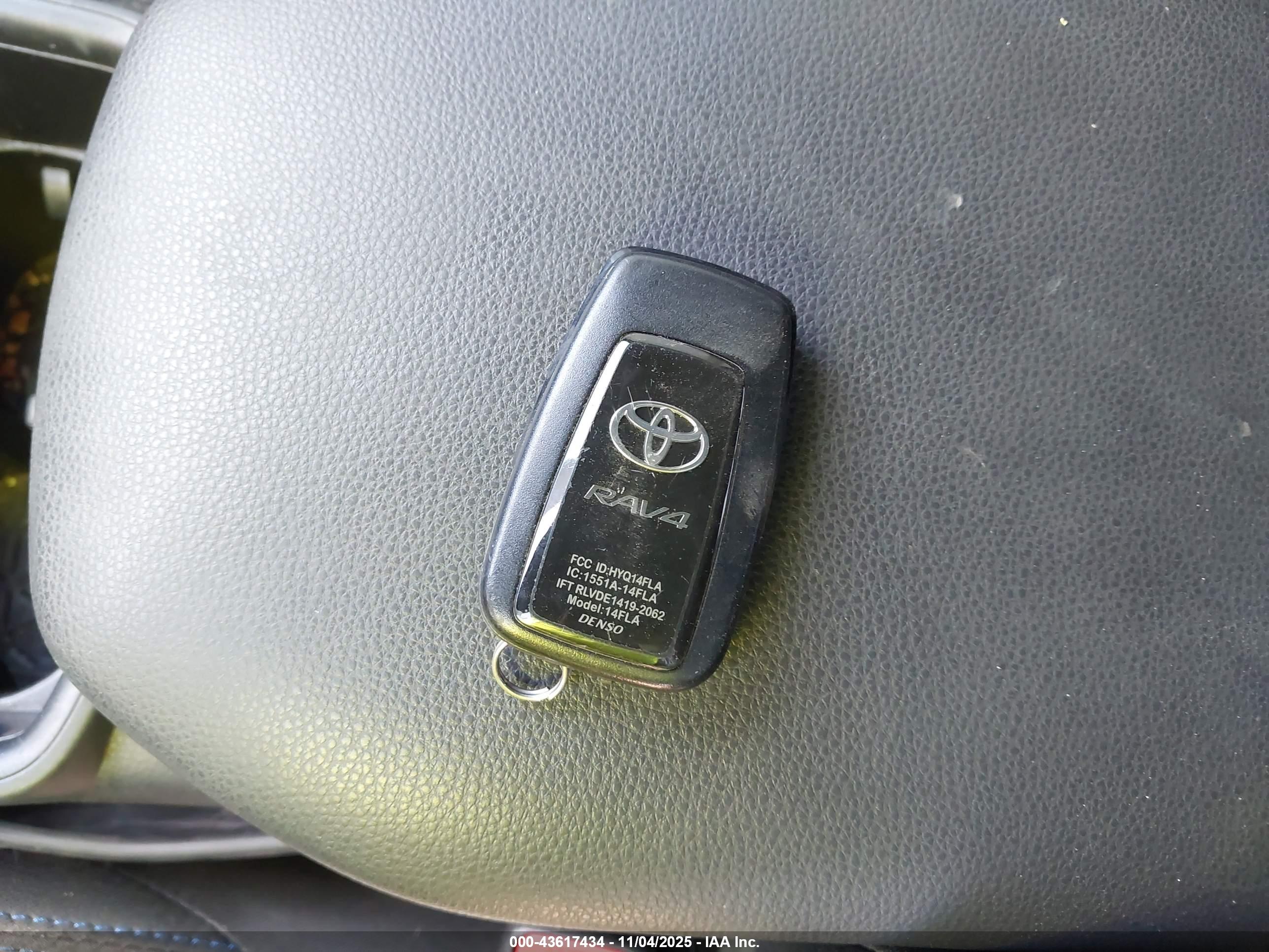 TOYOTA RAV4 image 11