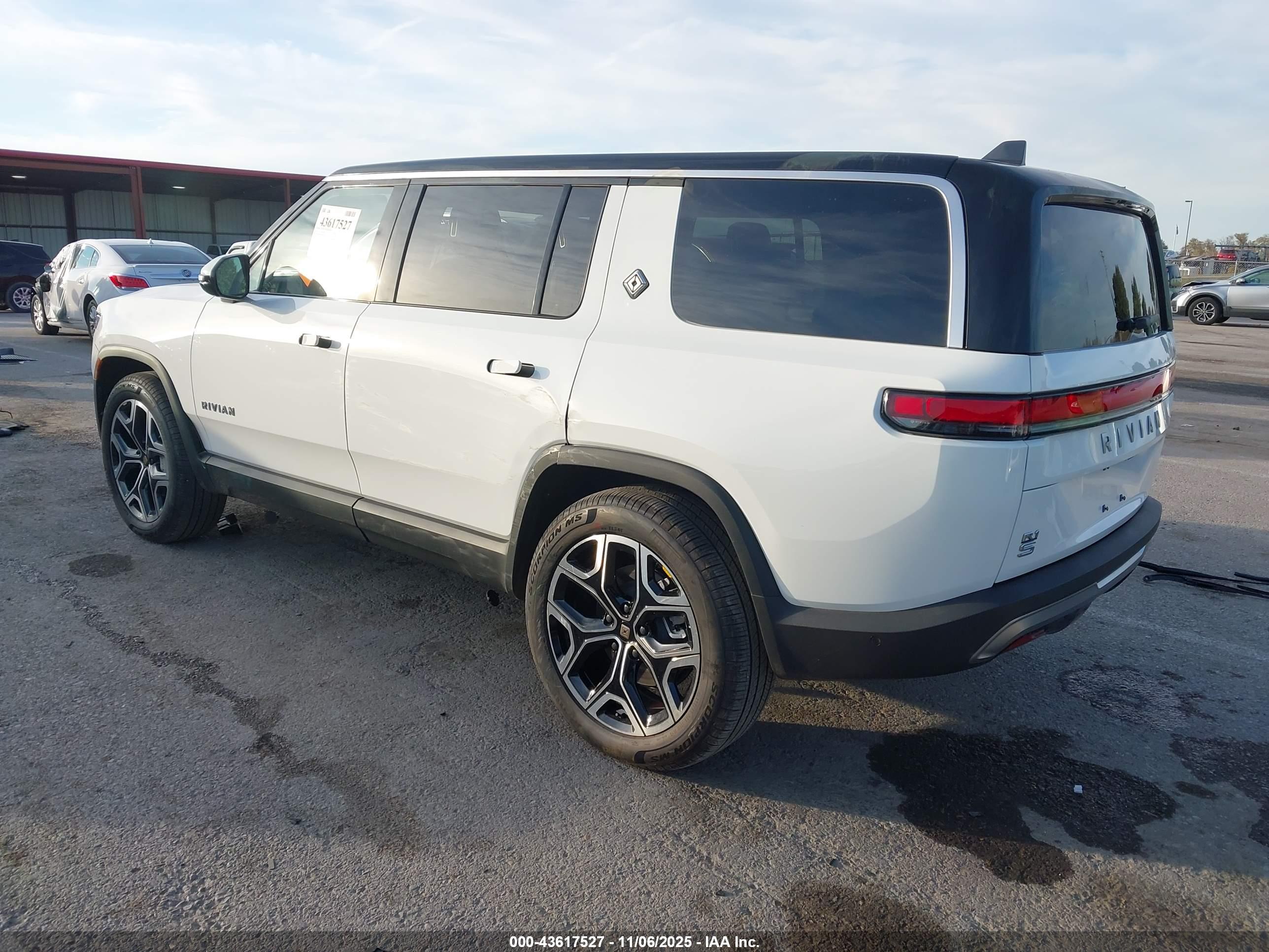 RIVIAN R1S image 3