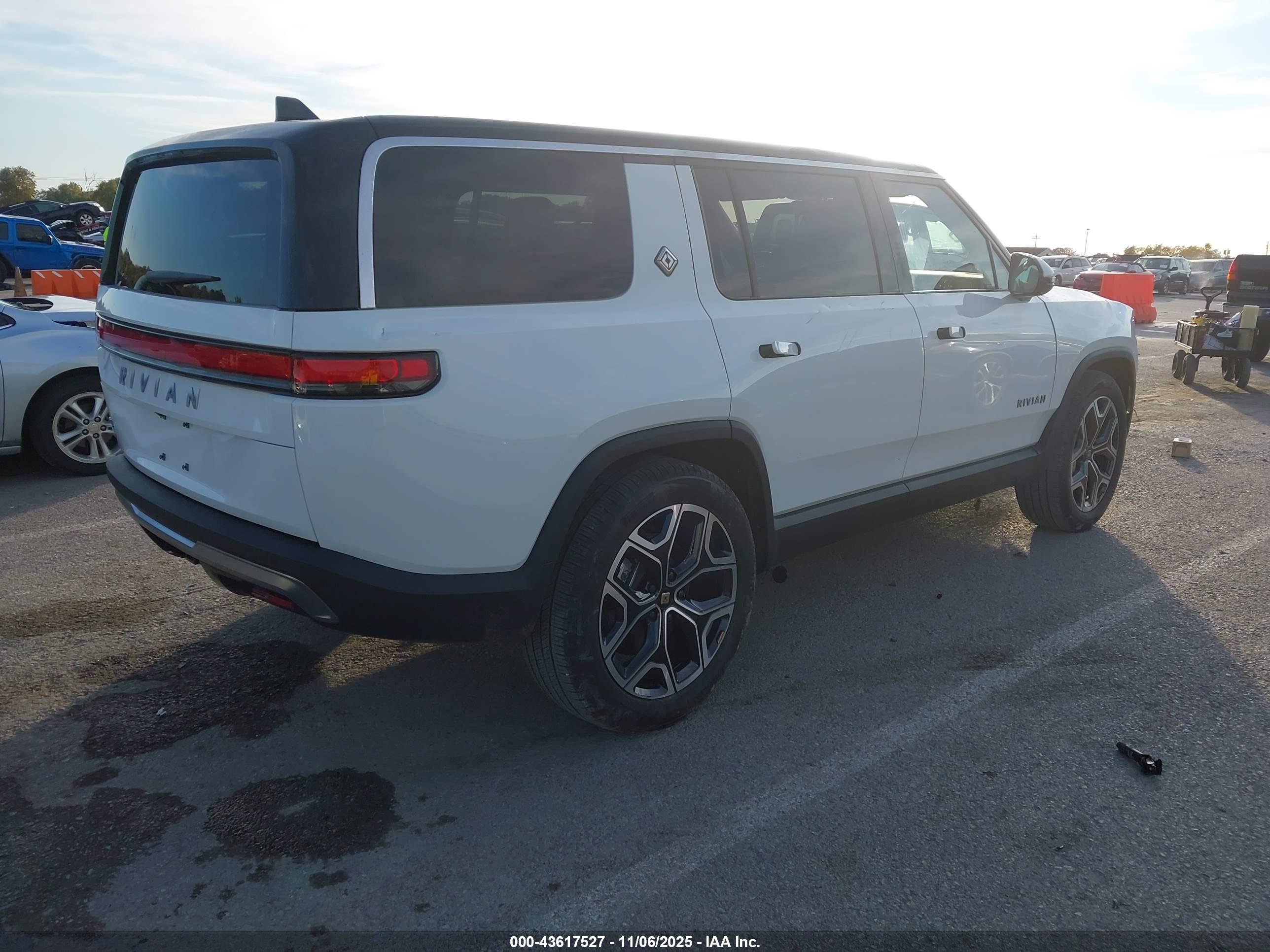 RIVIAN R1S image 4