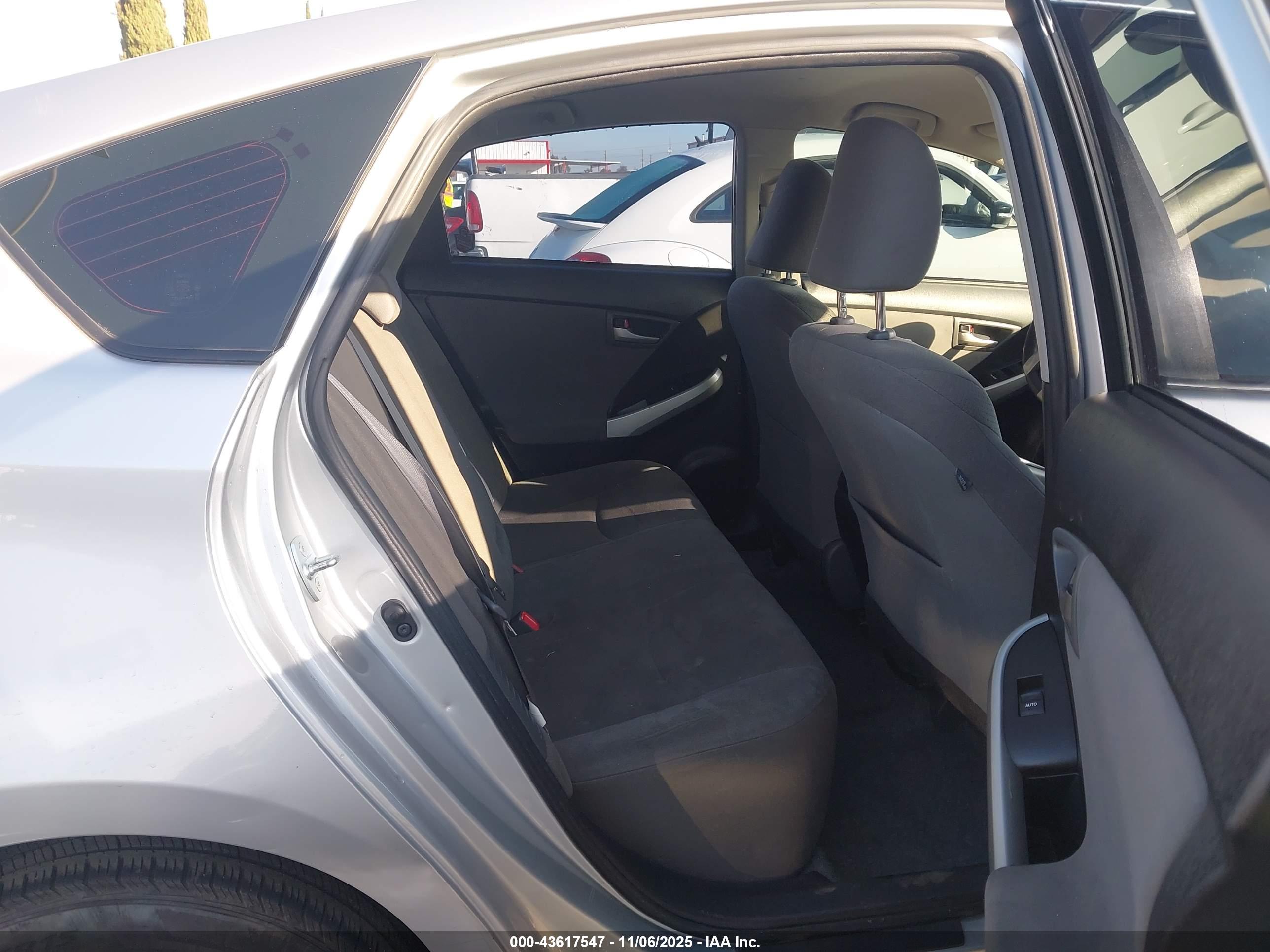 TOYOTA PRIUS image 8