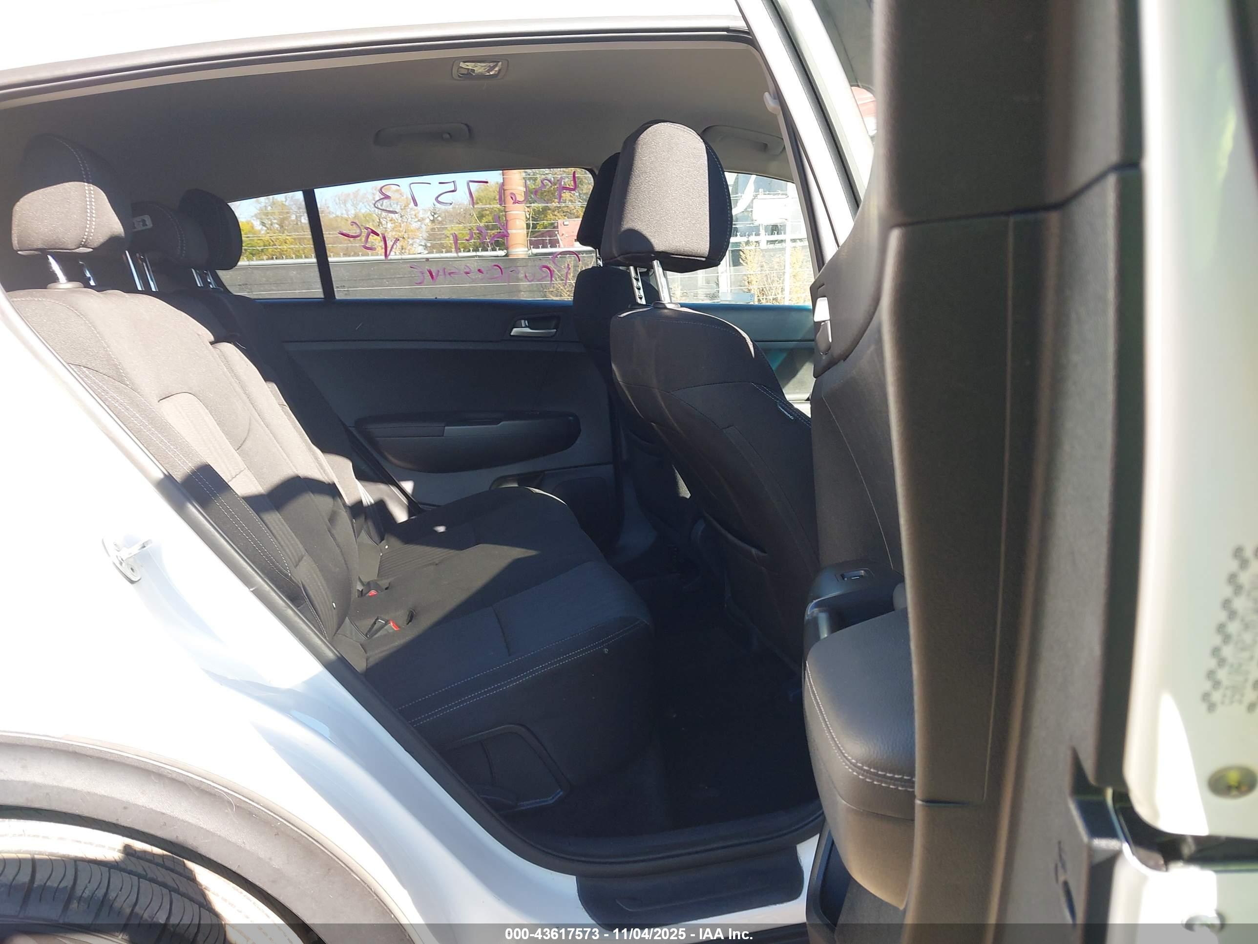 KIA SPORTAGE image 8