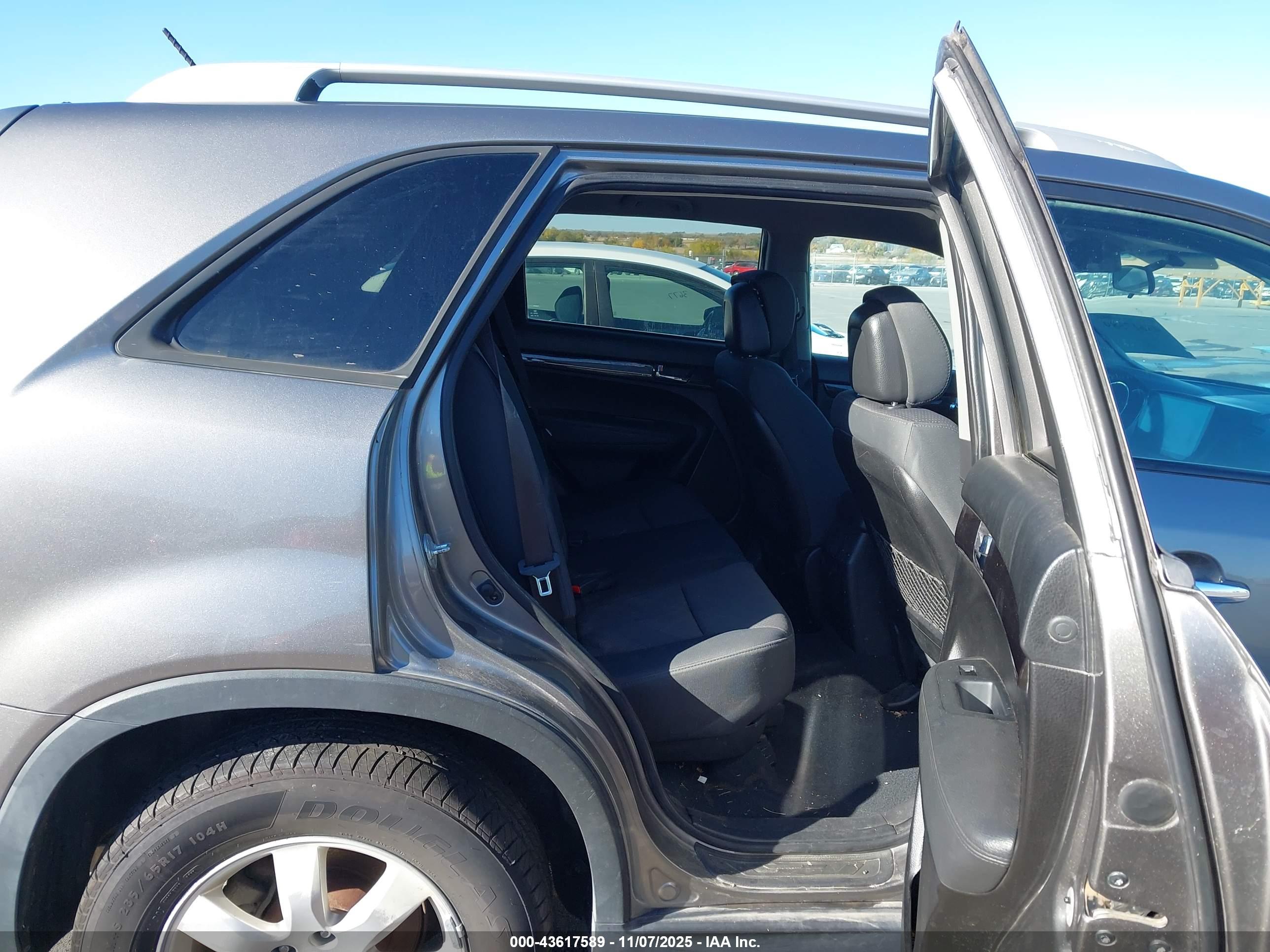 KIA SORENTO image 8