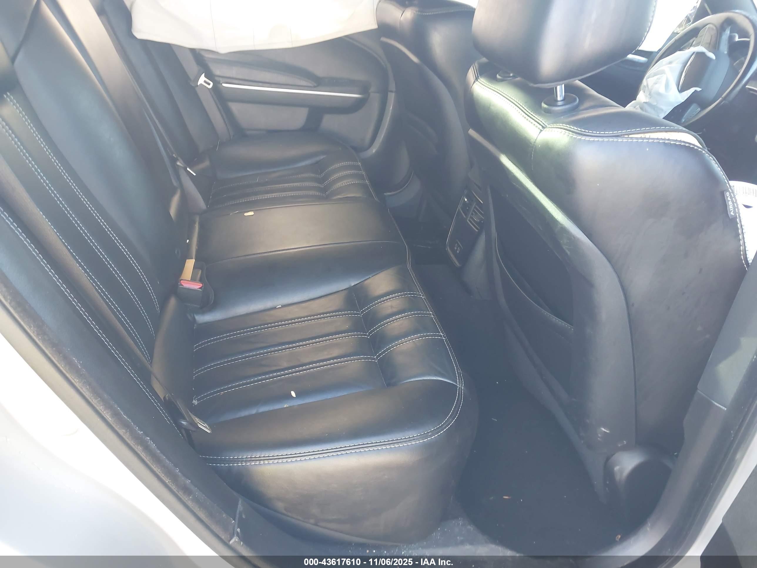 CHRYSLER 300 image 8