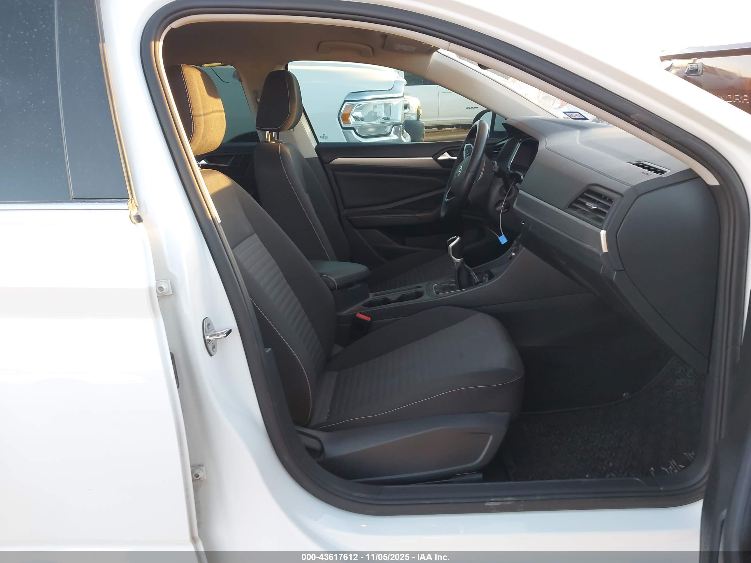 VOLKSWAGEN JETTA image 5