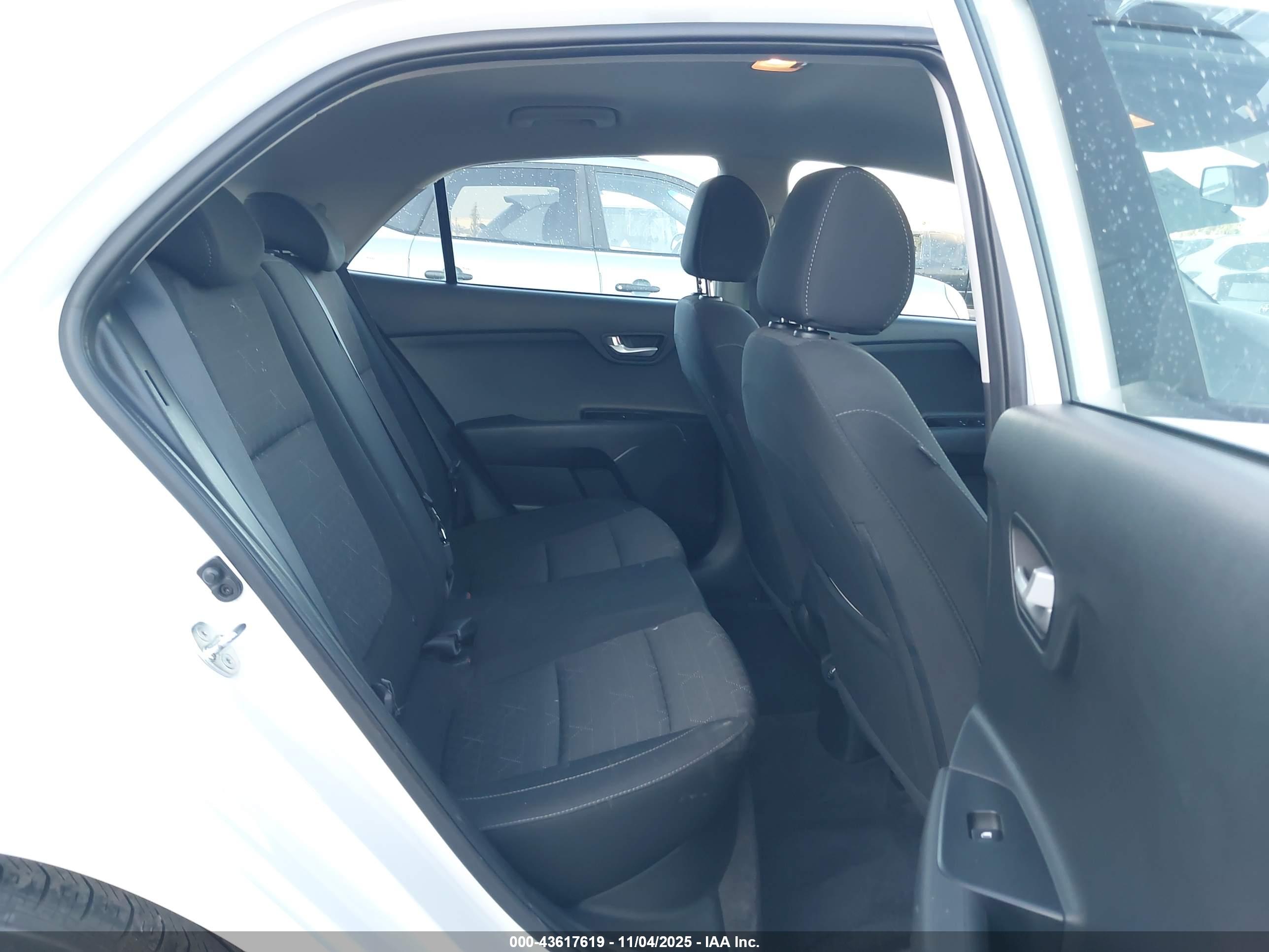 KIA RIO image 8