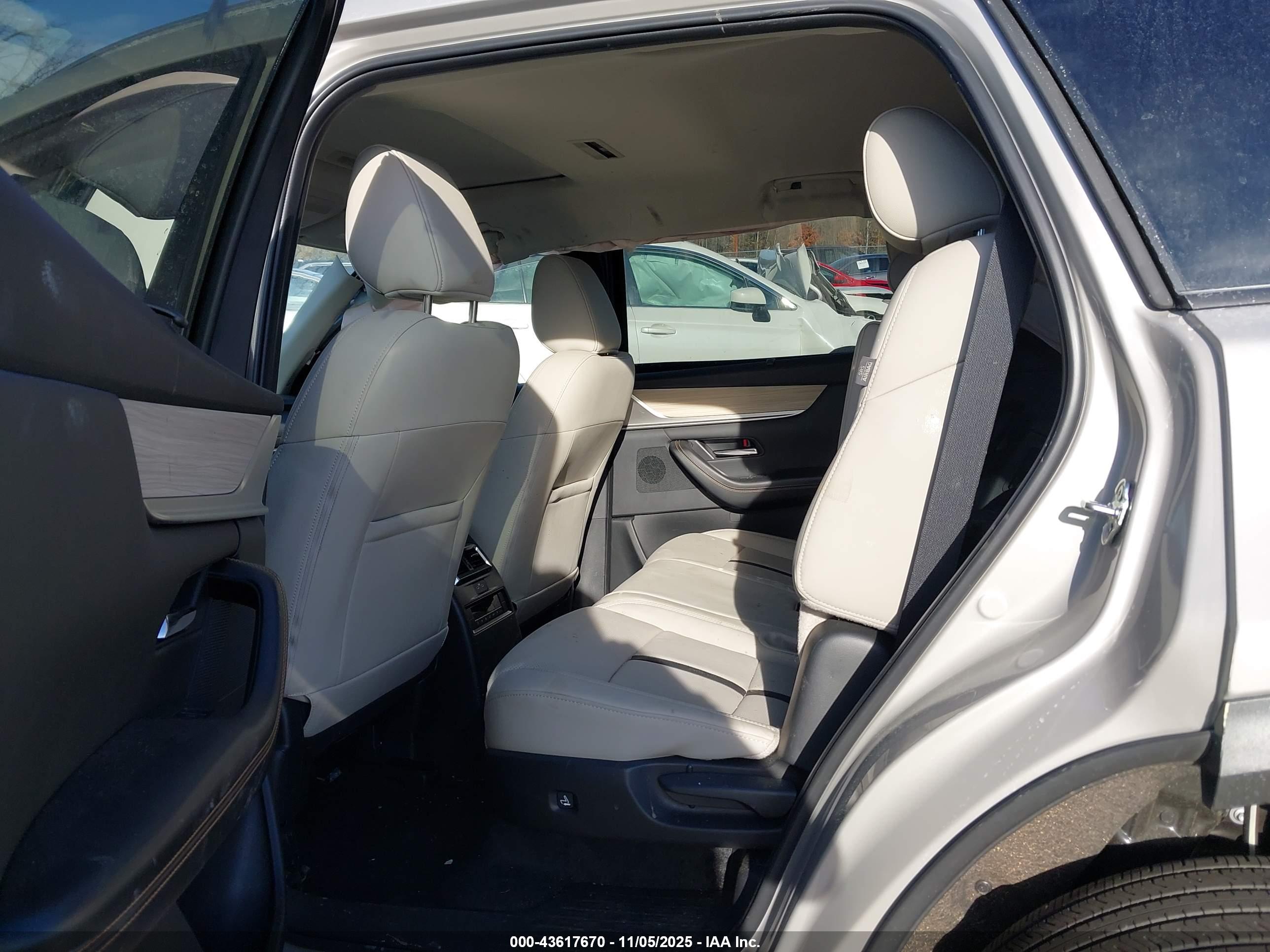 MAZDA CX-90 image 8