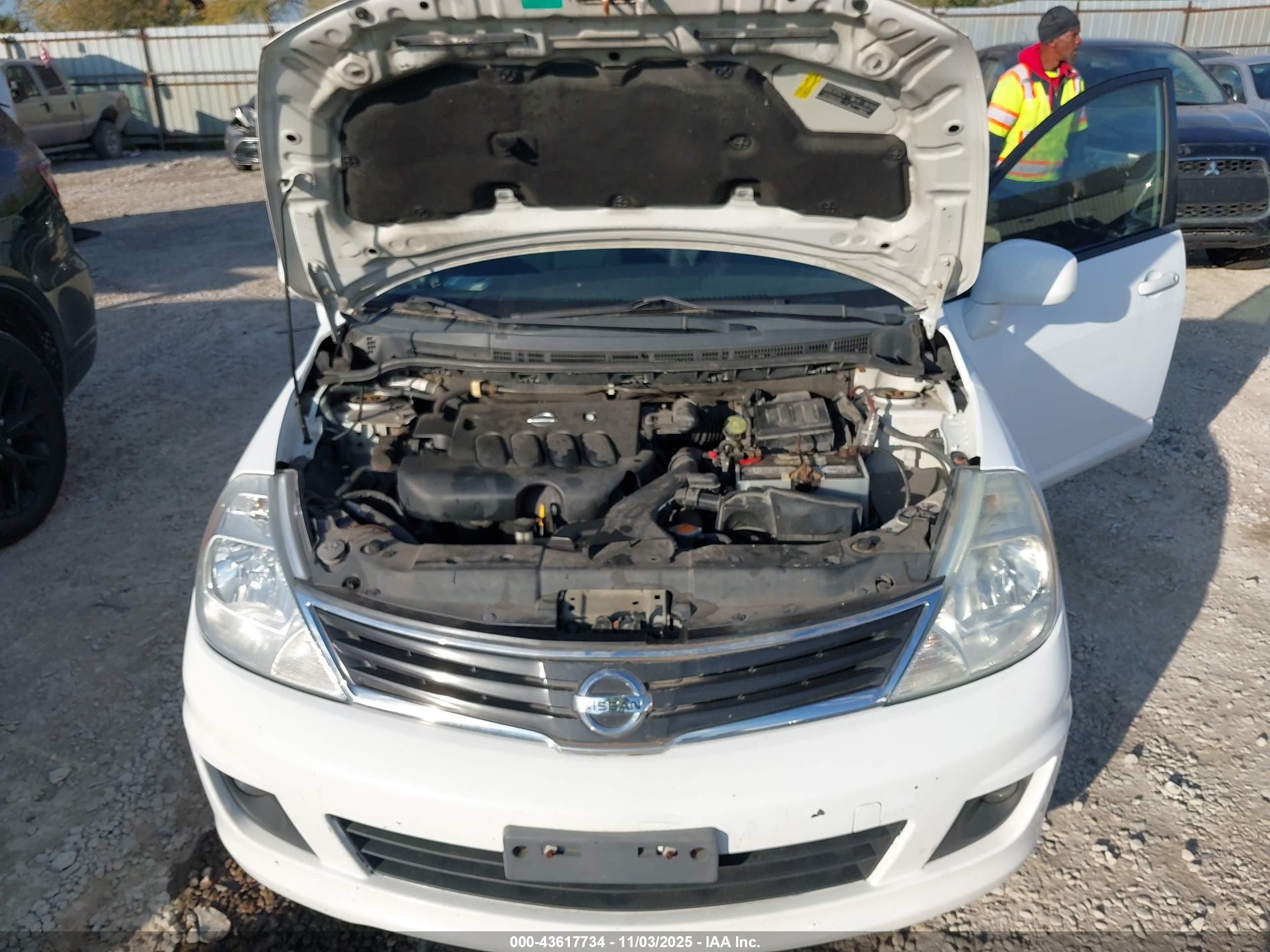 NISSAN VERSA image 6