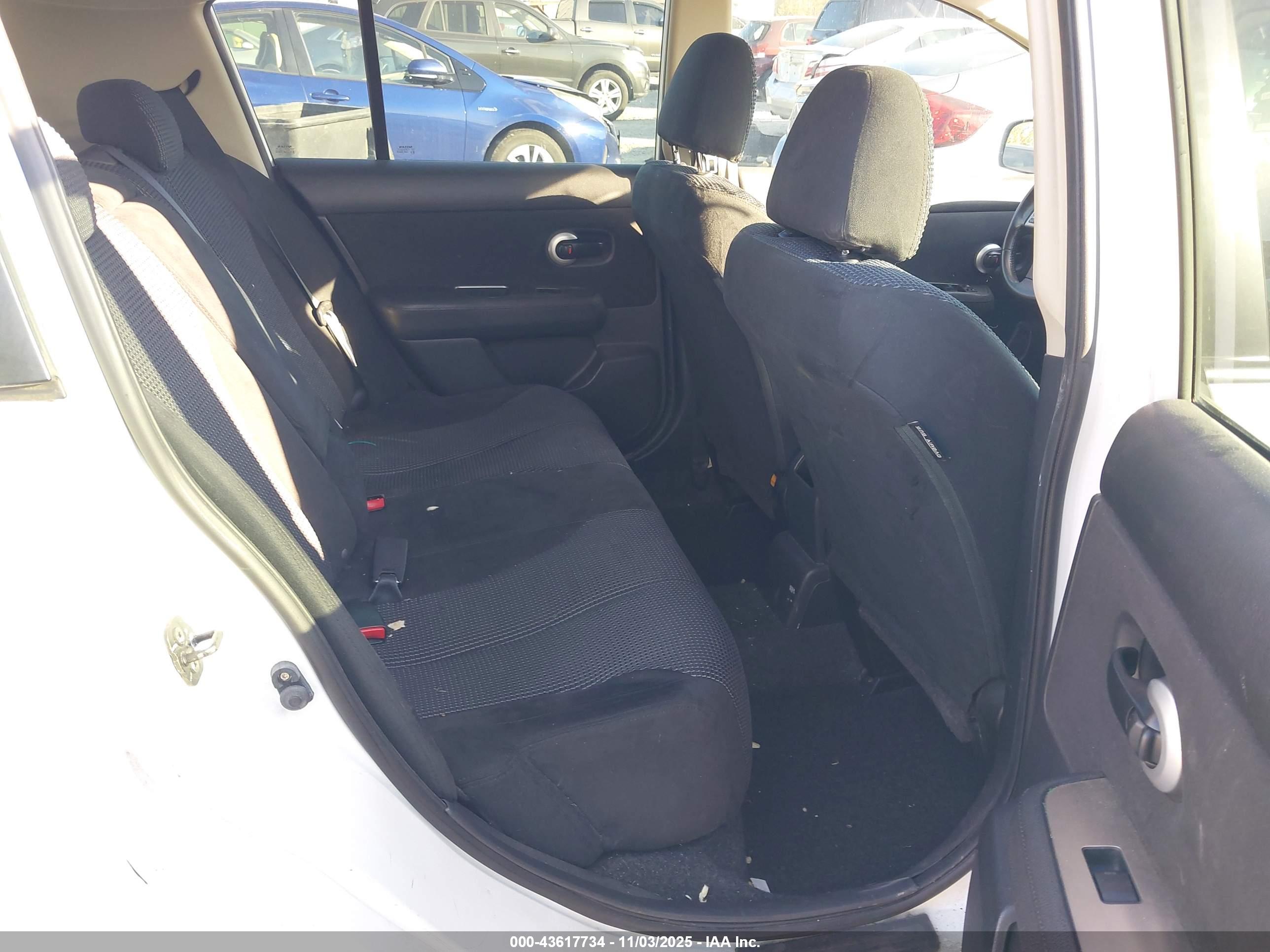 NISSAN VERSA image 8