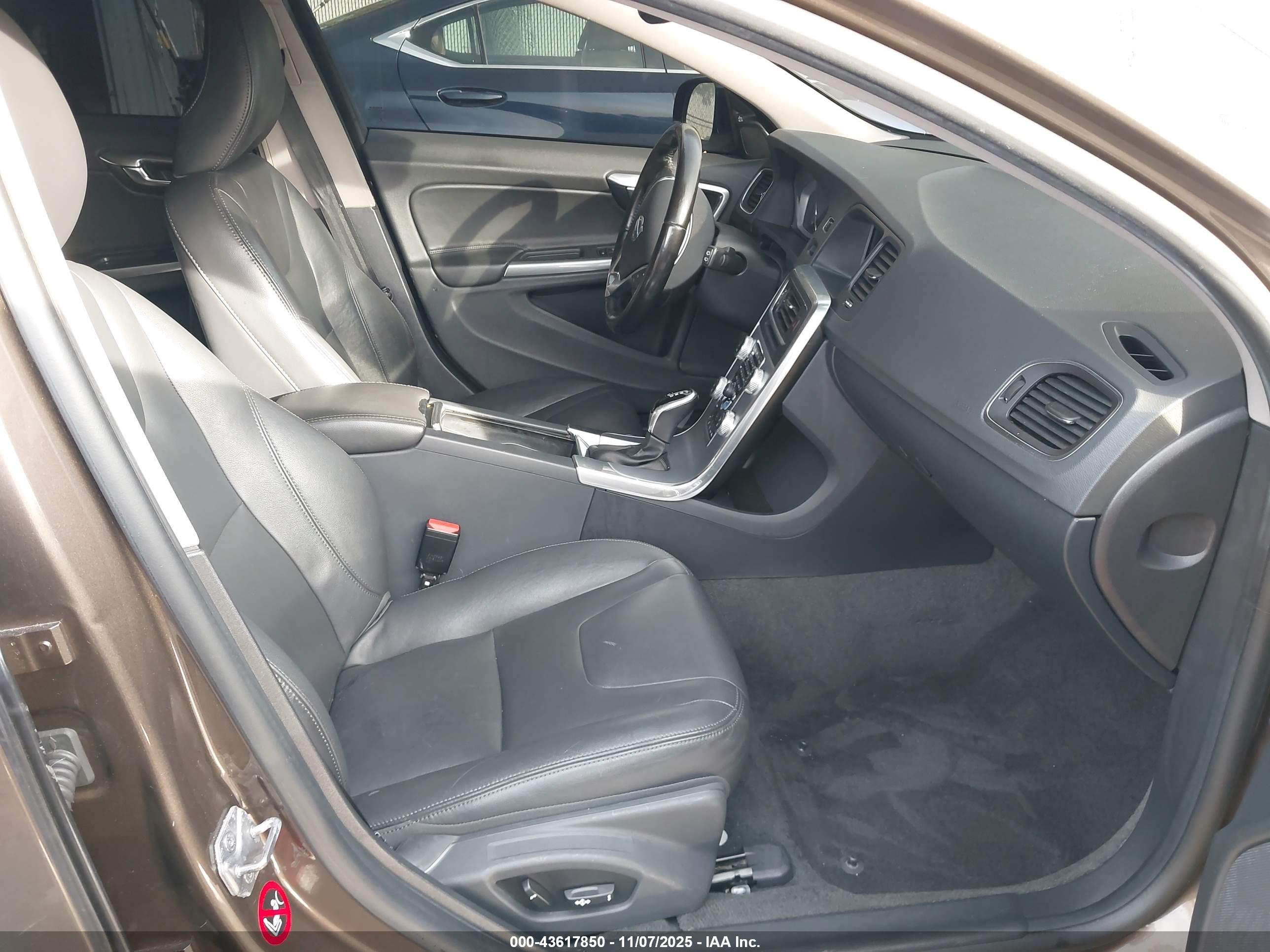 VOLVO V60 image 5