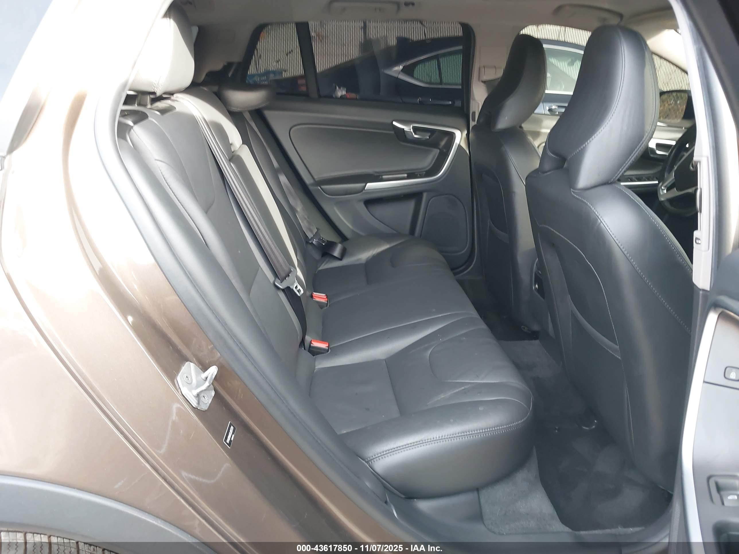VOLVO V60 image 8