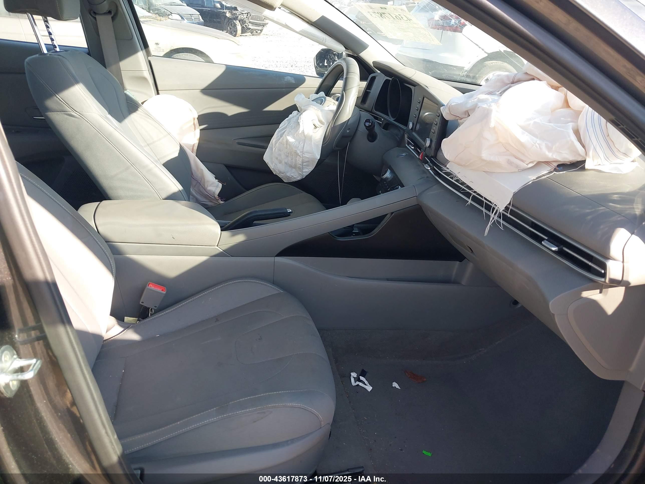 HYUNDAI ELANTRA image 5