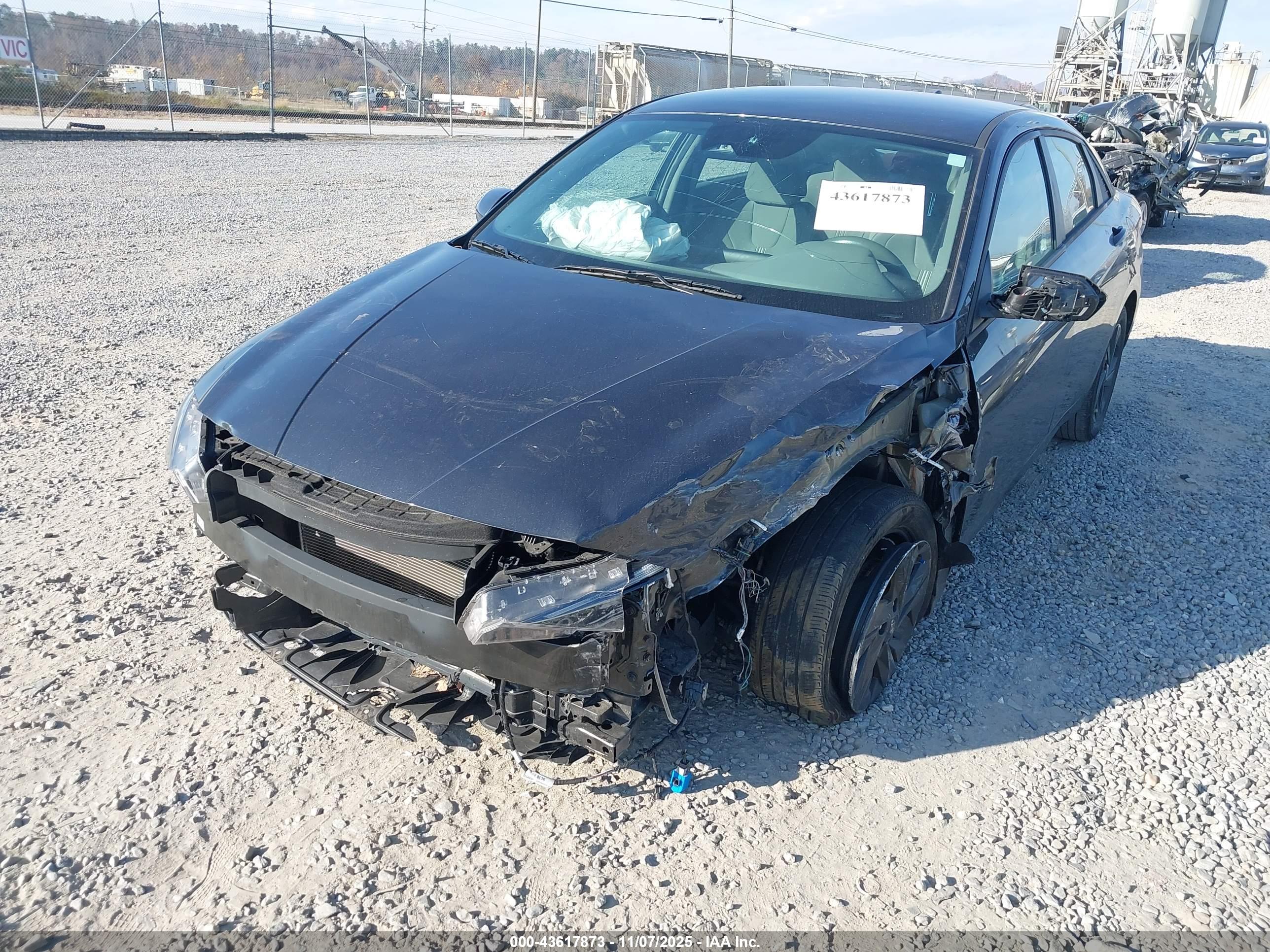 HYUNDAI ELANTRA image 6