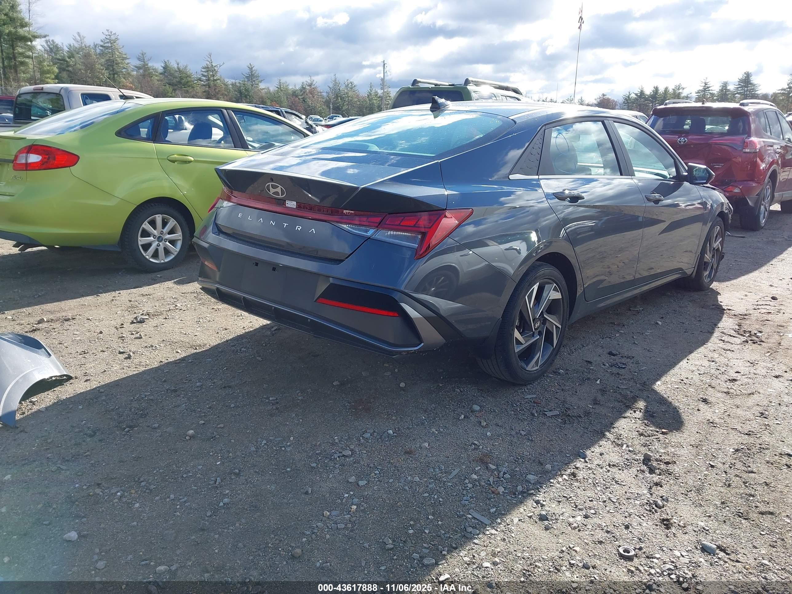 HYUNDAI ELANTRA image 4