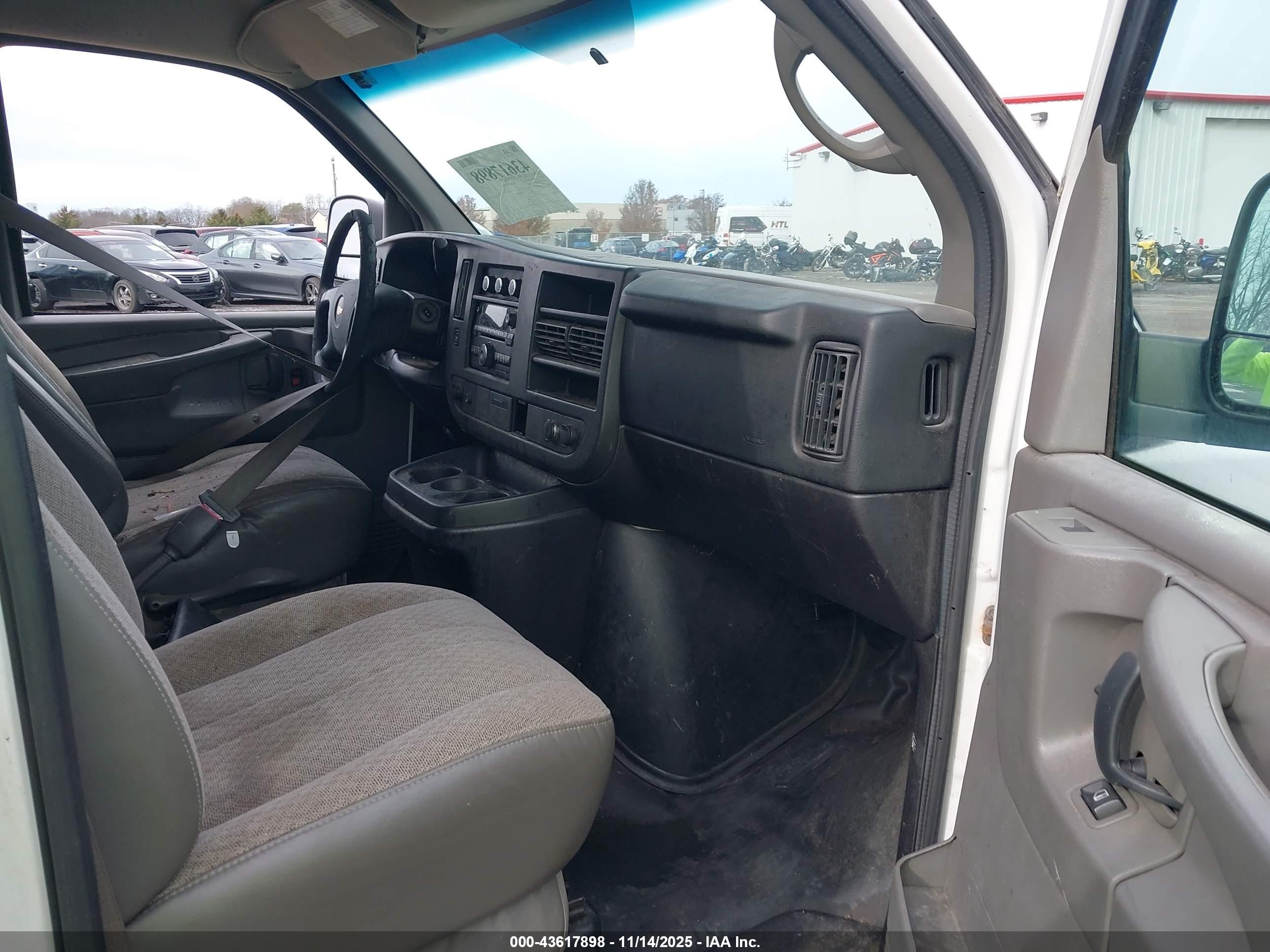 CHEVROLET EXPRESS image 5