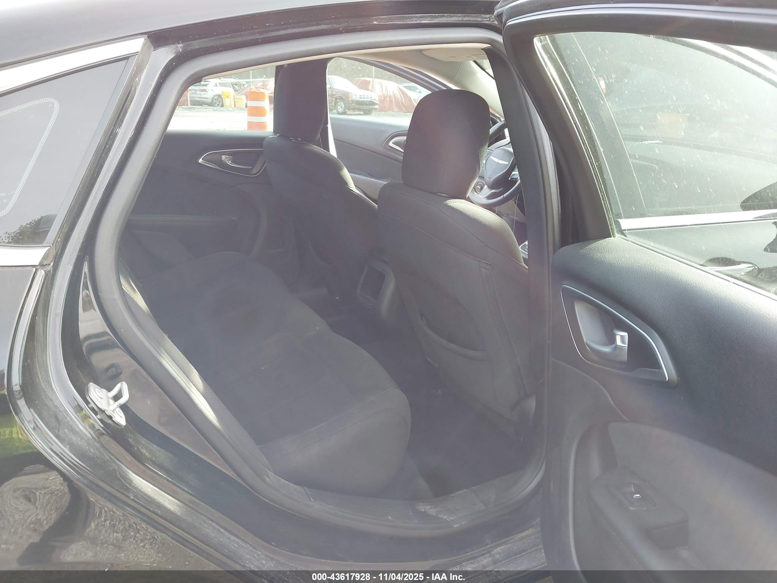 CHRYSLER 200 image 8