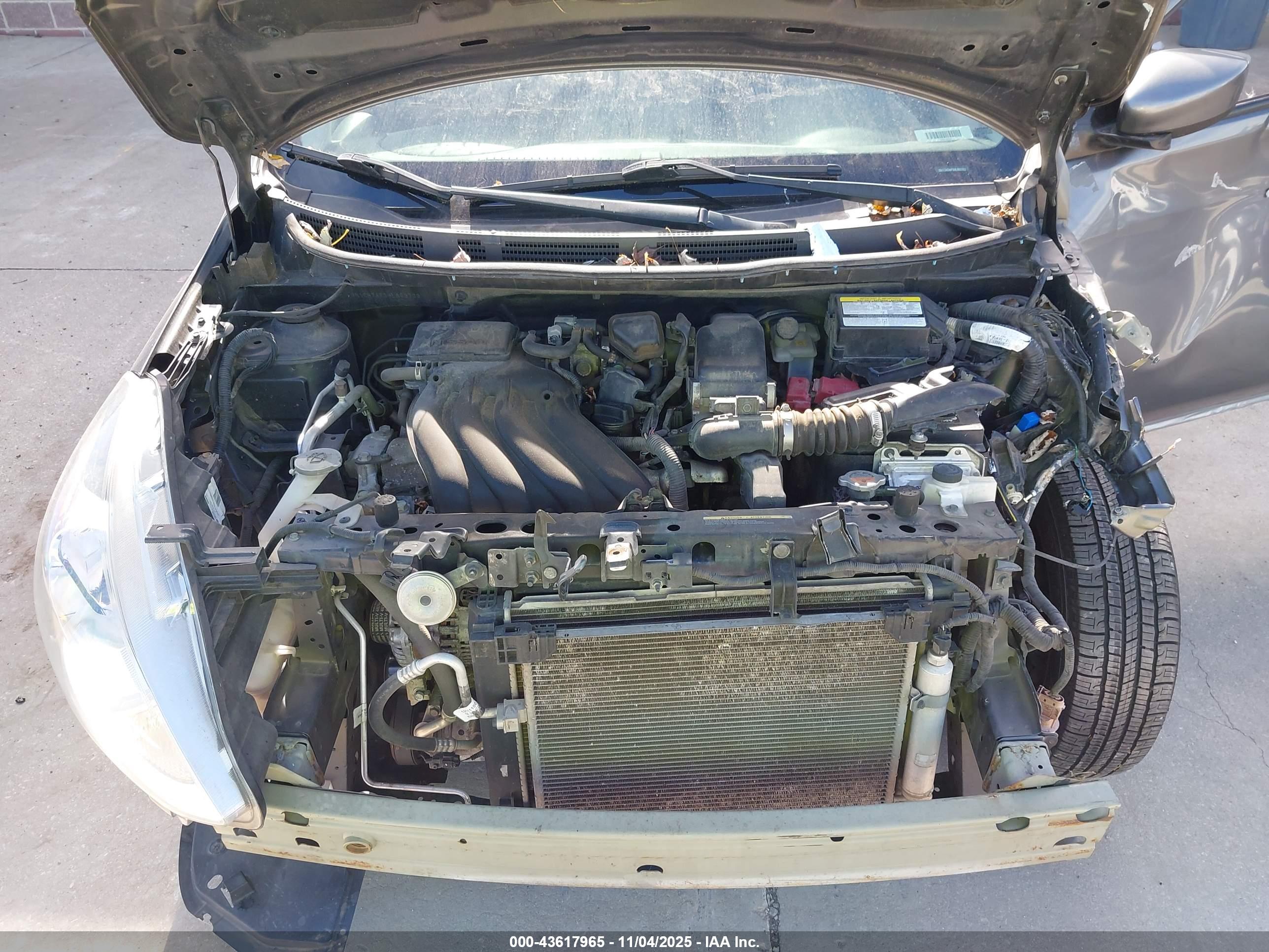 NISSAN VERSA image 10