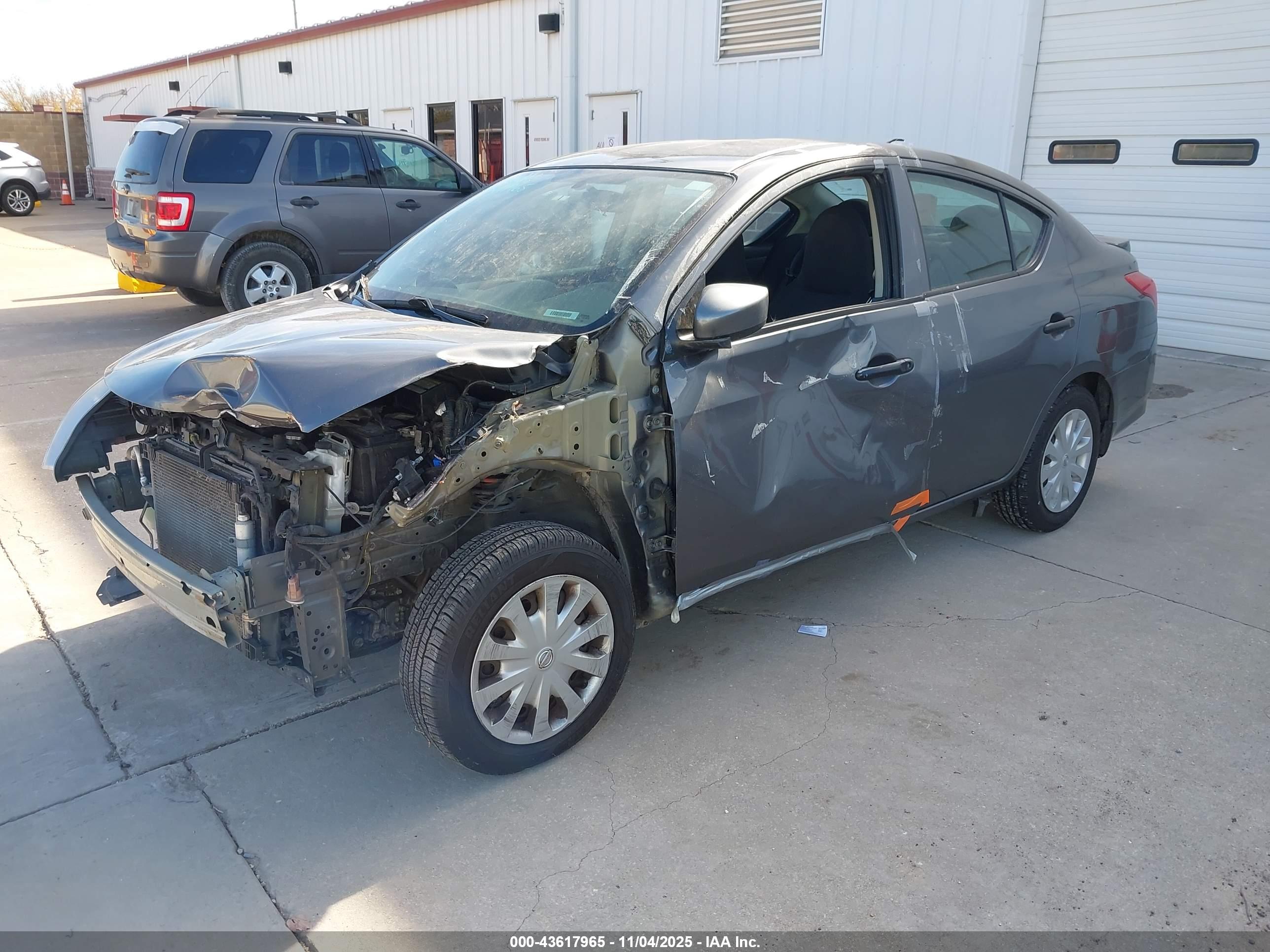 NISSAN VERSA image 2