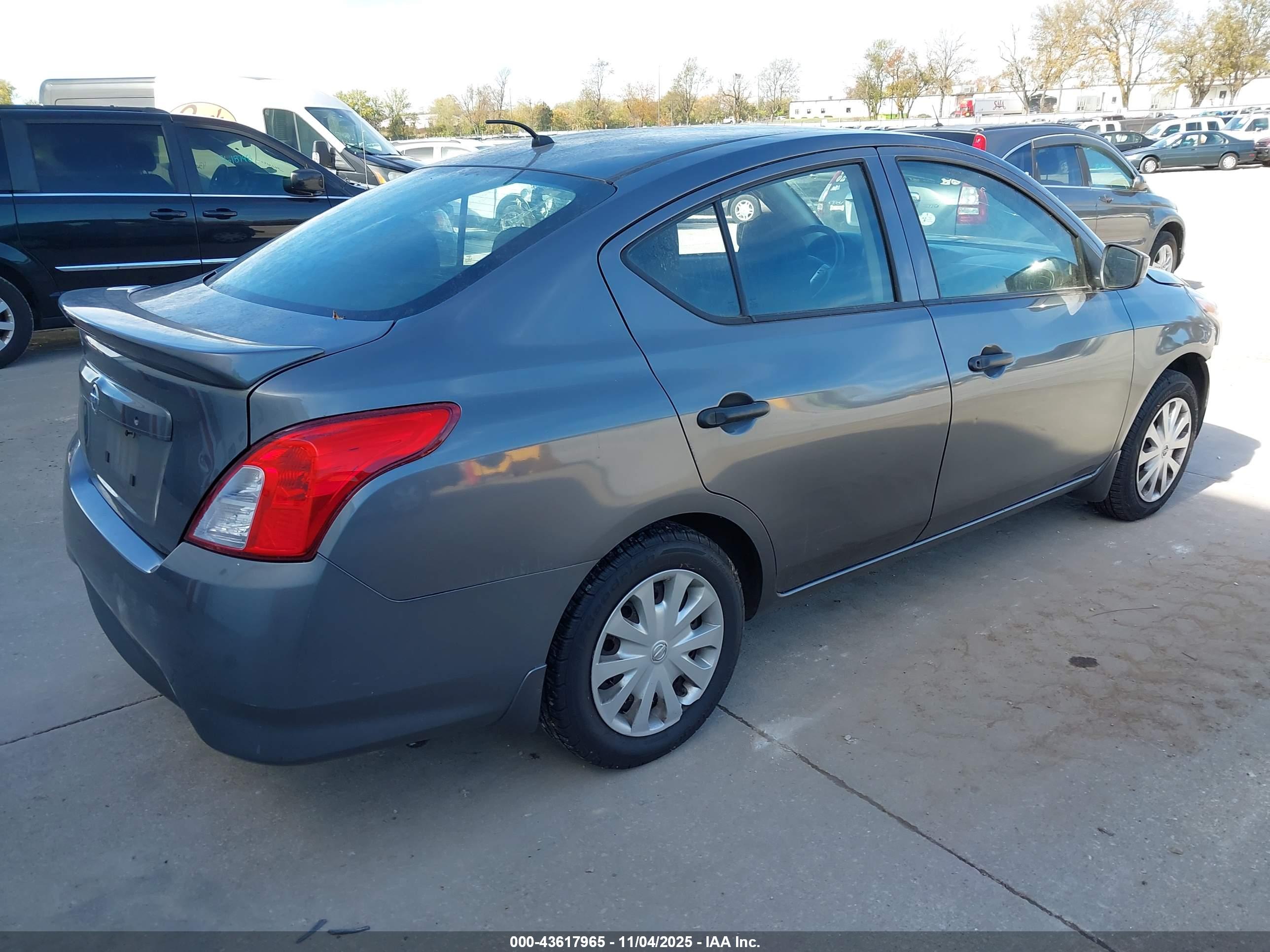 NISSAN VERSA image 4