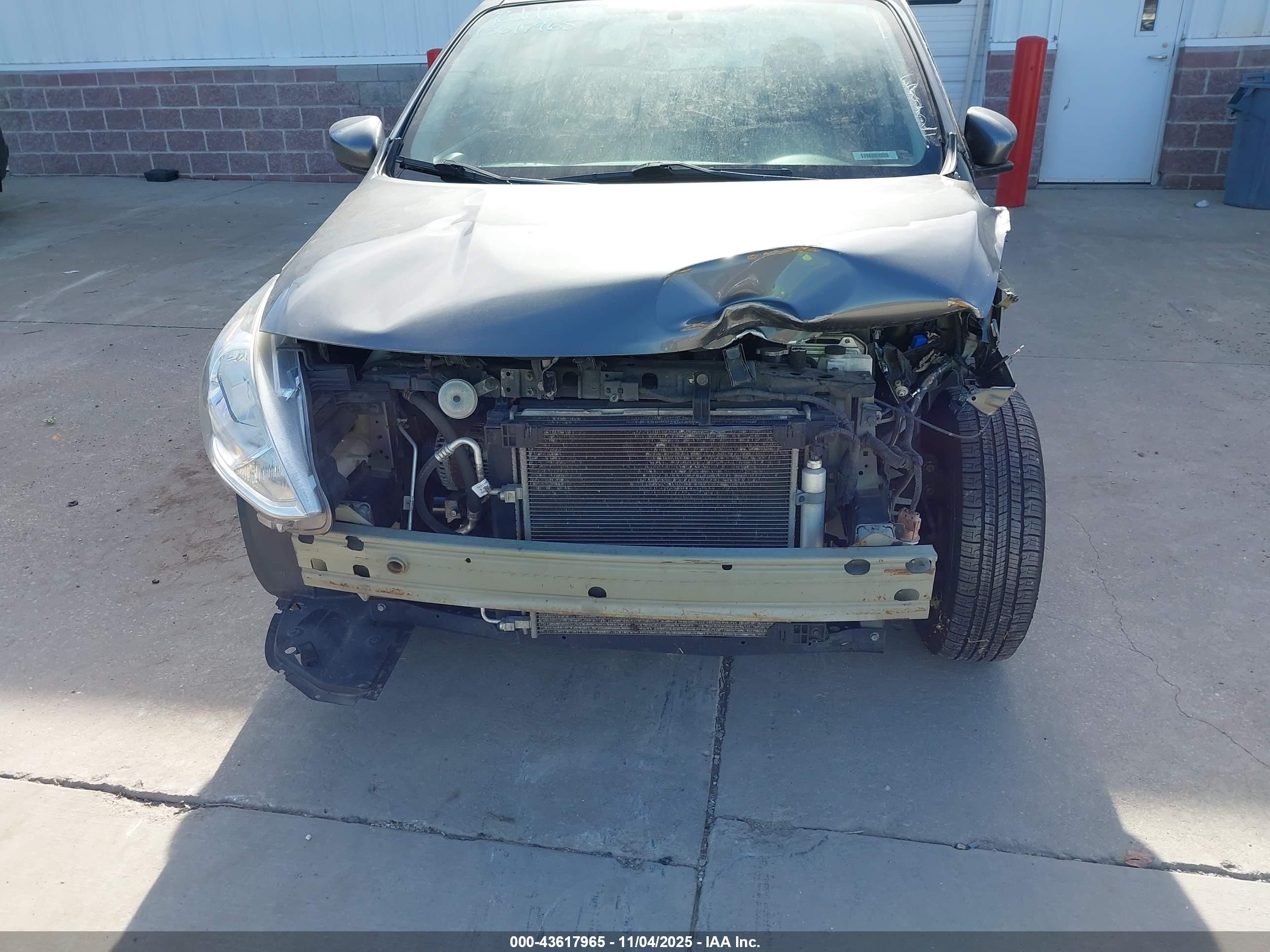 NISSAN VERSA image 6