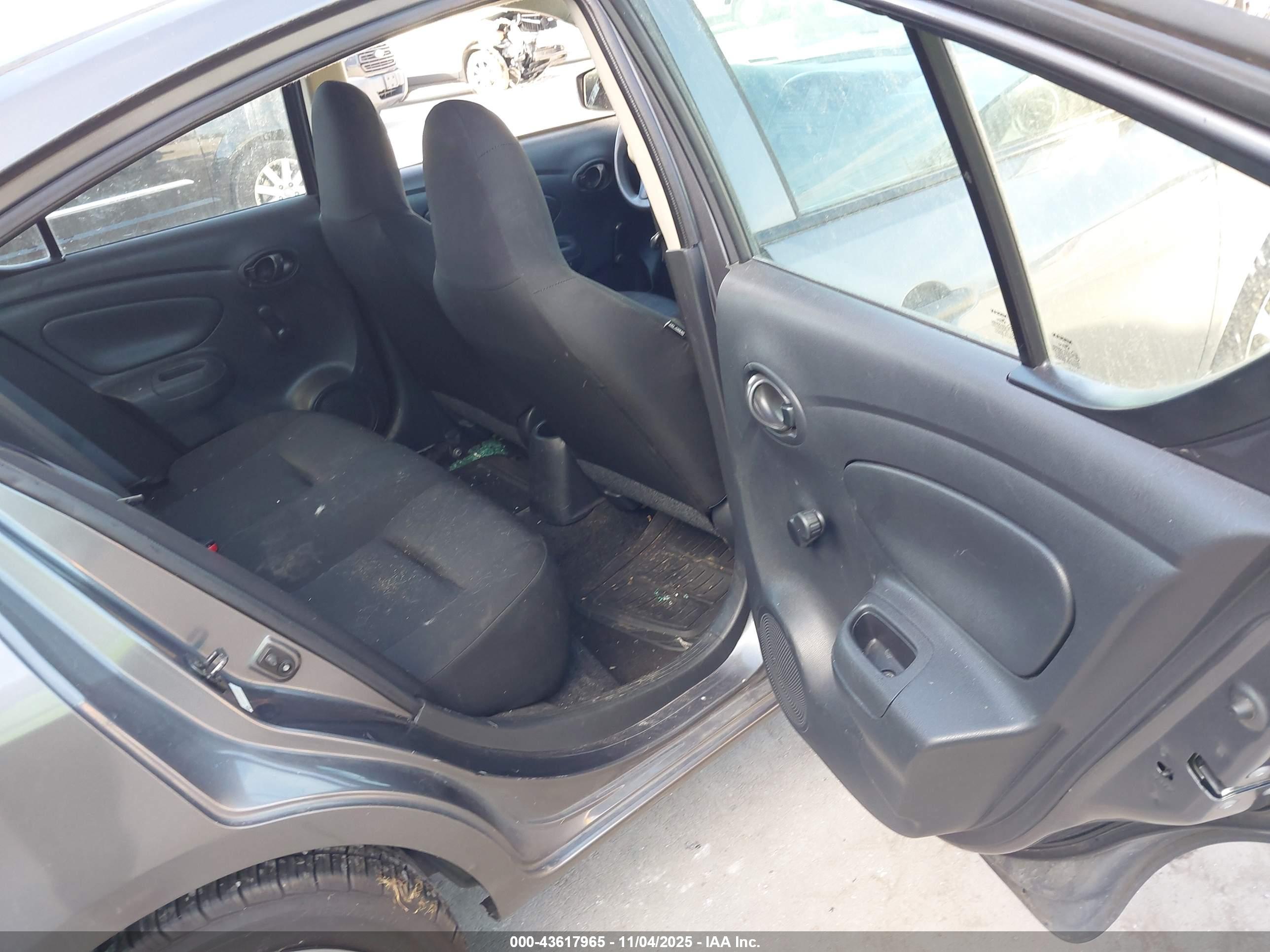 NISSAN VERSA image 8
