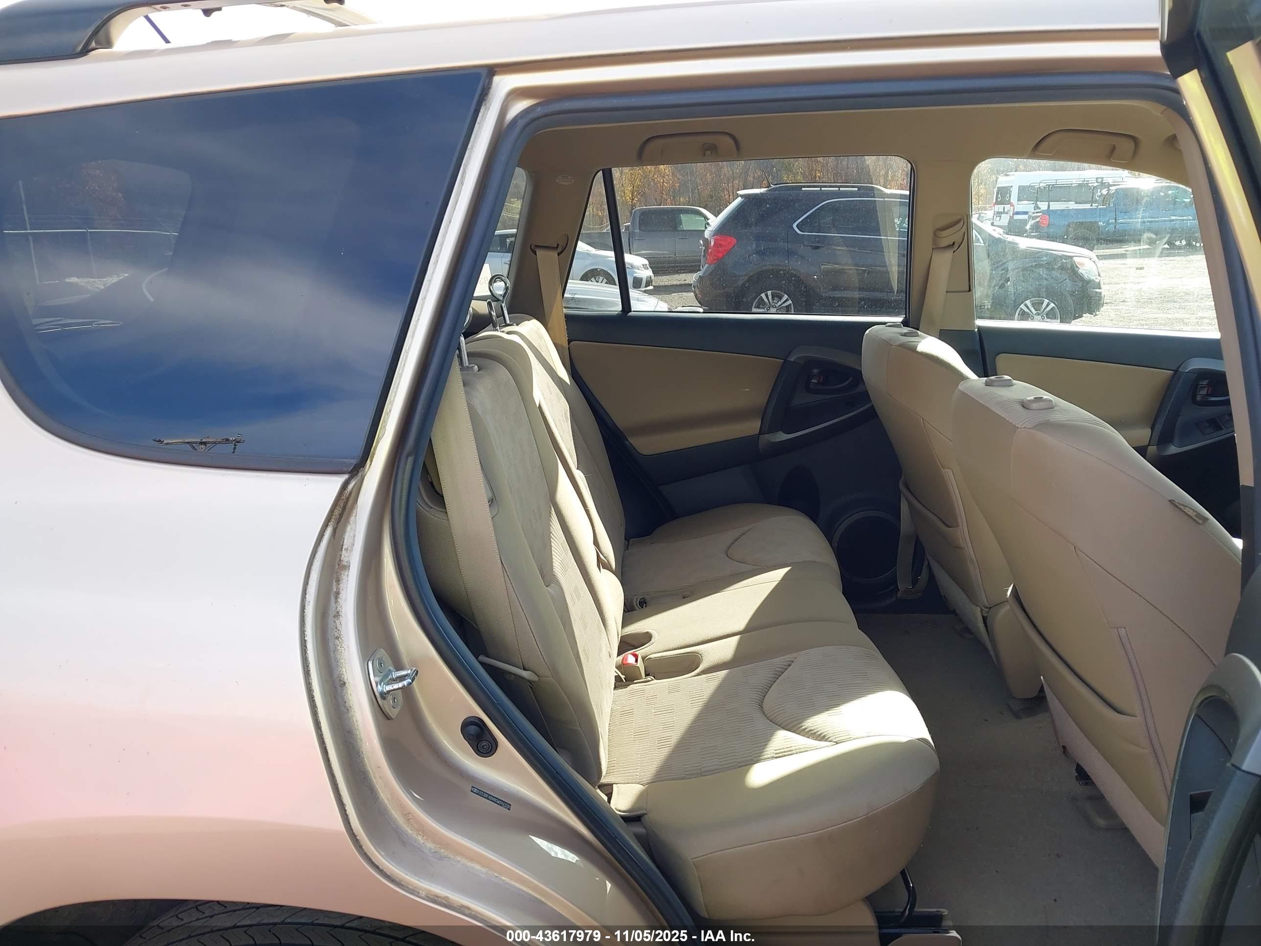 TOYOTA RAV4 image 8
