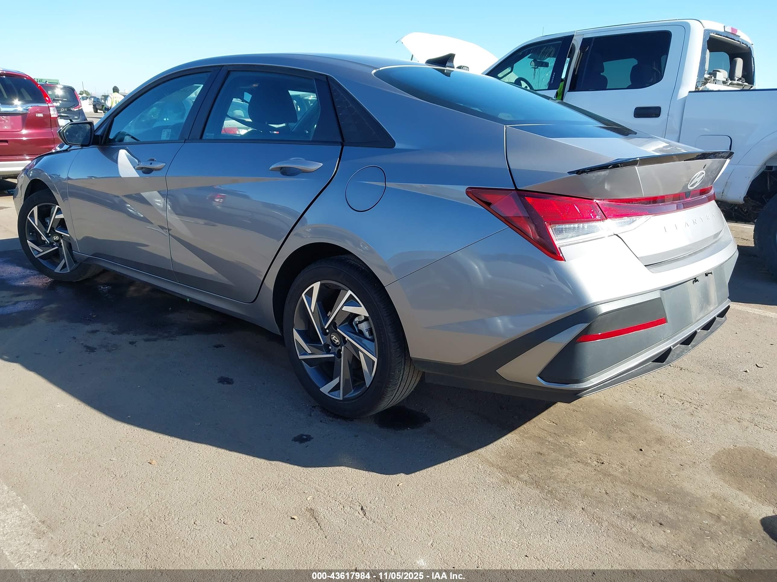 HYUNDAI ELANTRA image 3