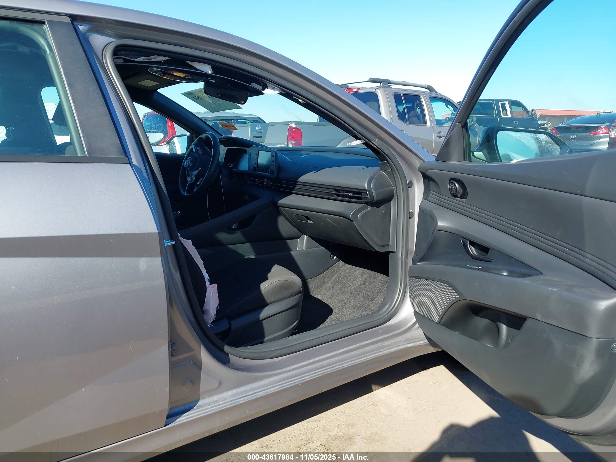 HYUNDAI ELANTRA image 5
