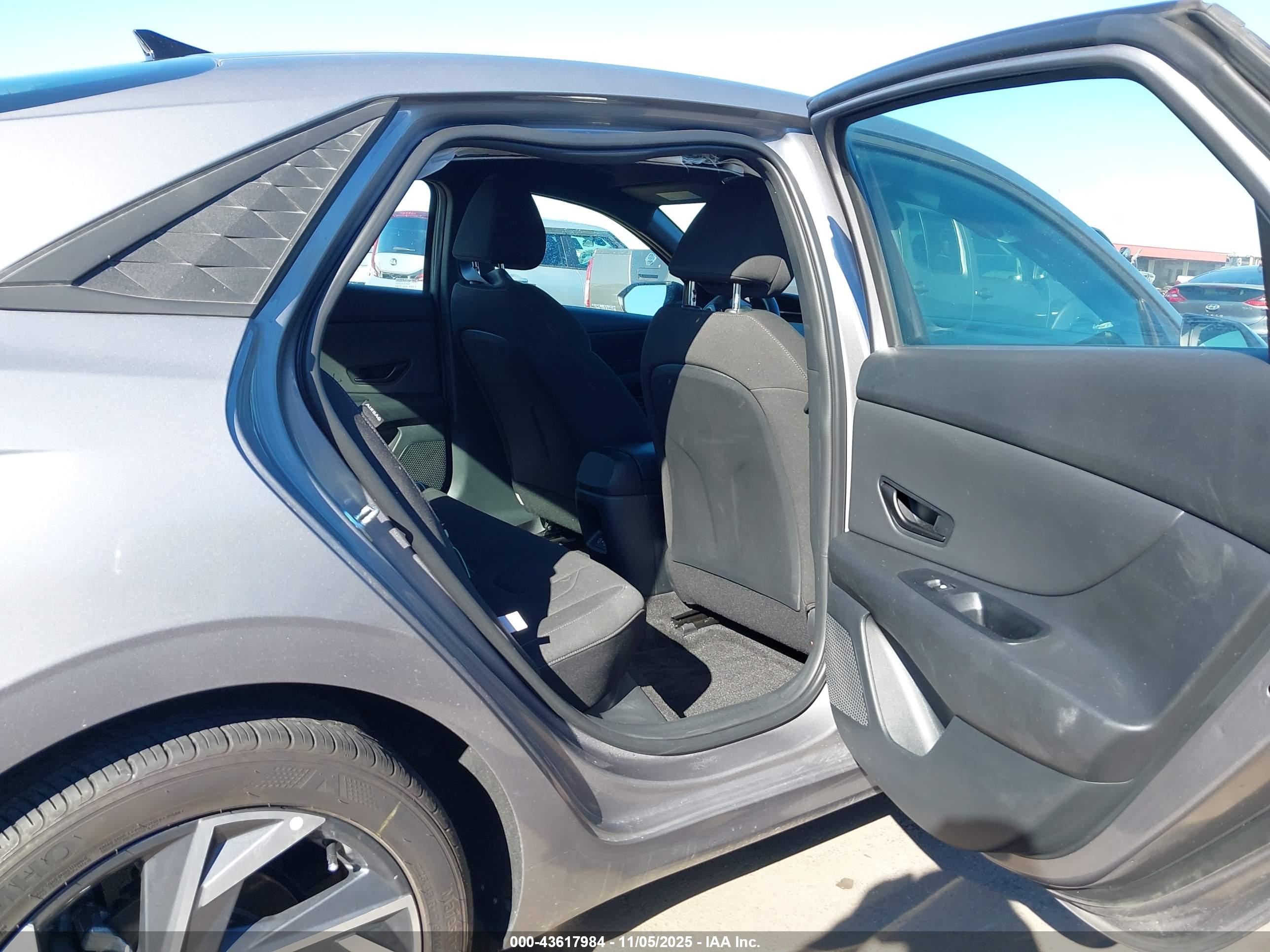 HYUNDAI ELANTRA image 8