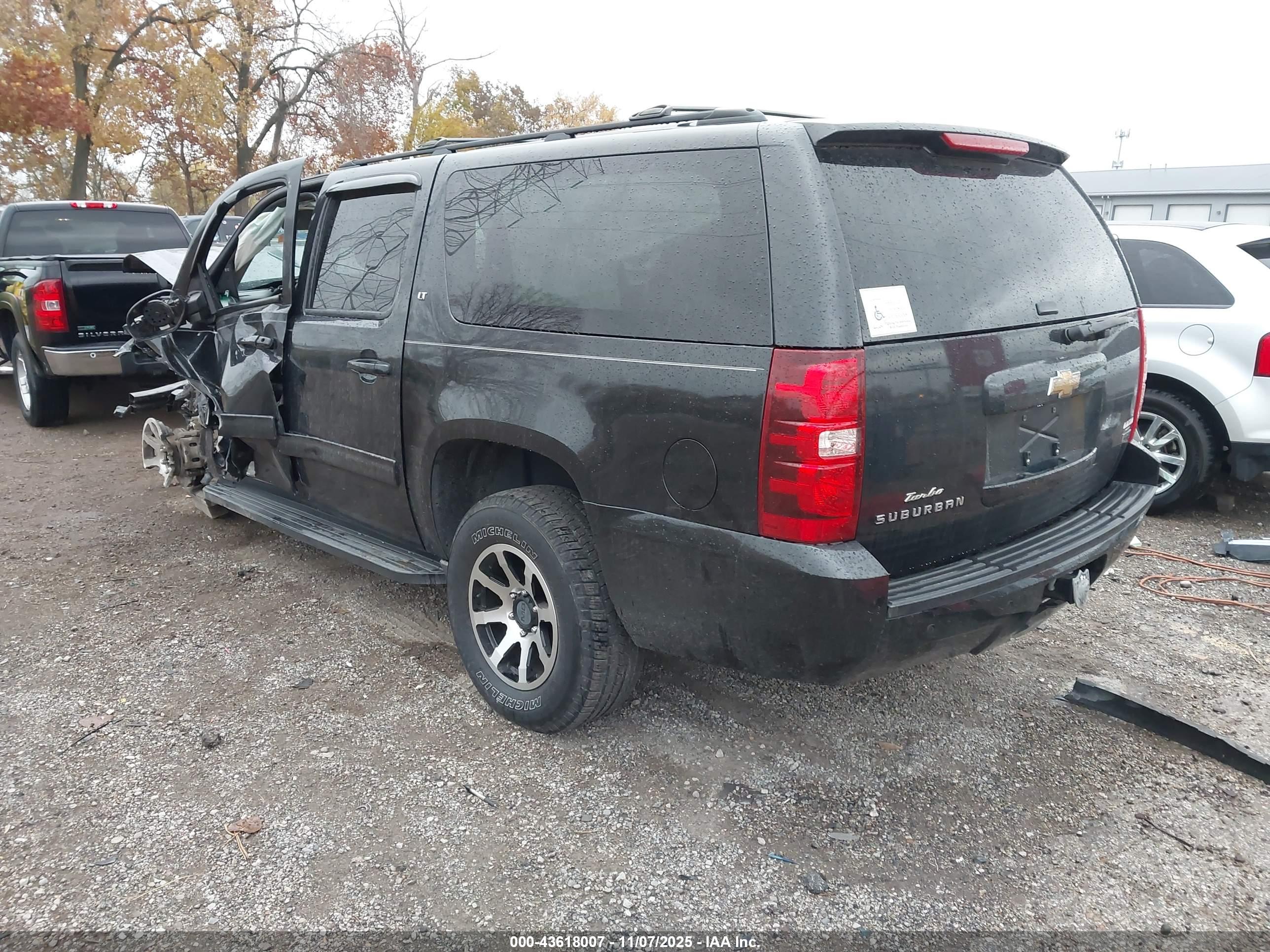 CHEVROLET SUBURBAN image 3
