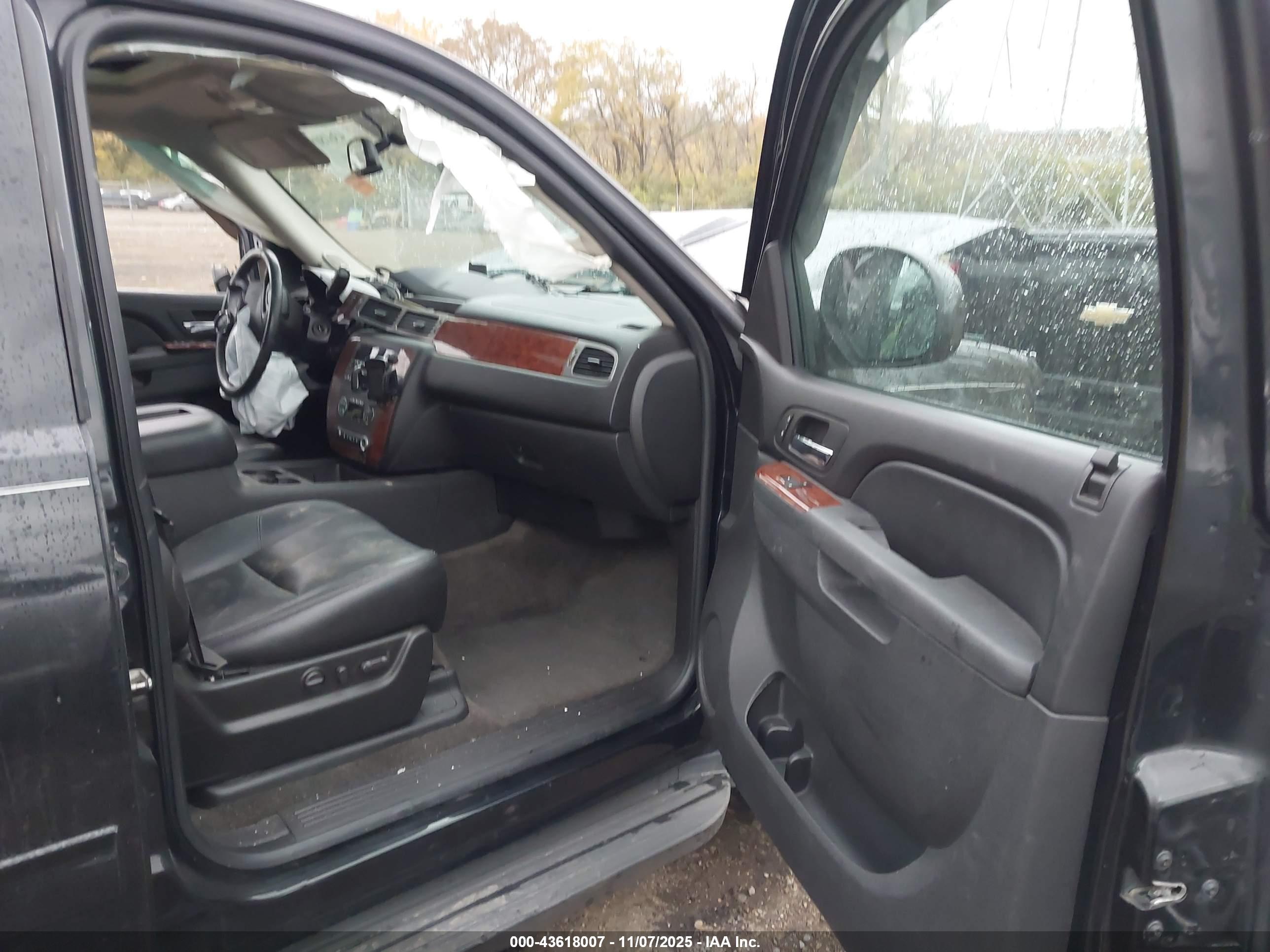 CHEVROLET SUBURBAN image 5