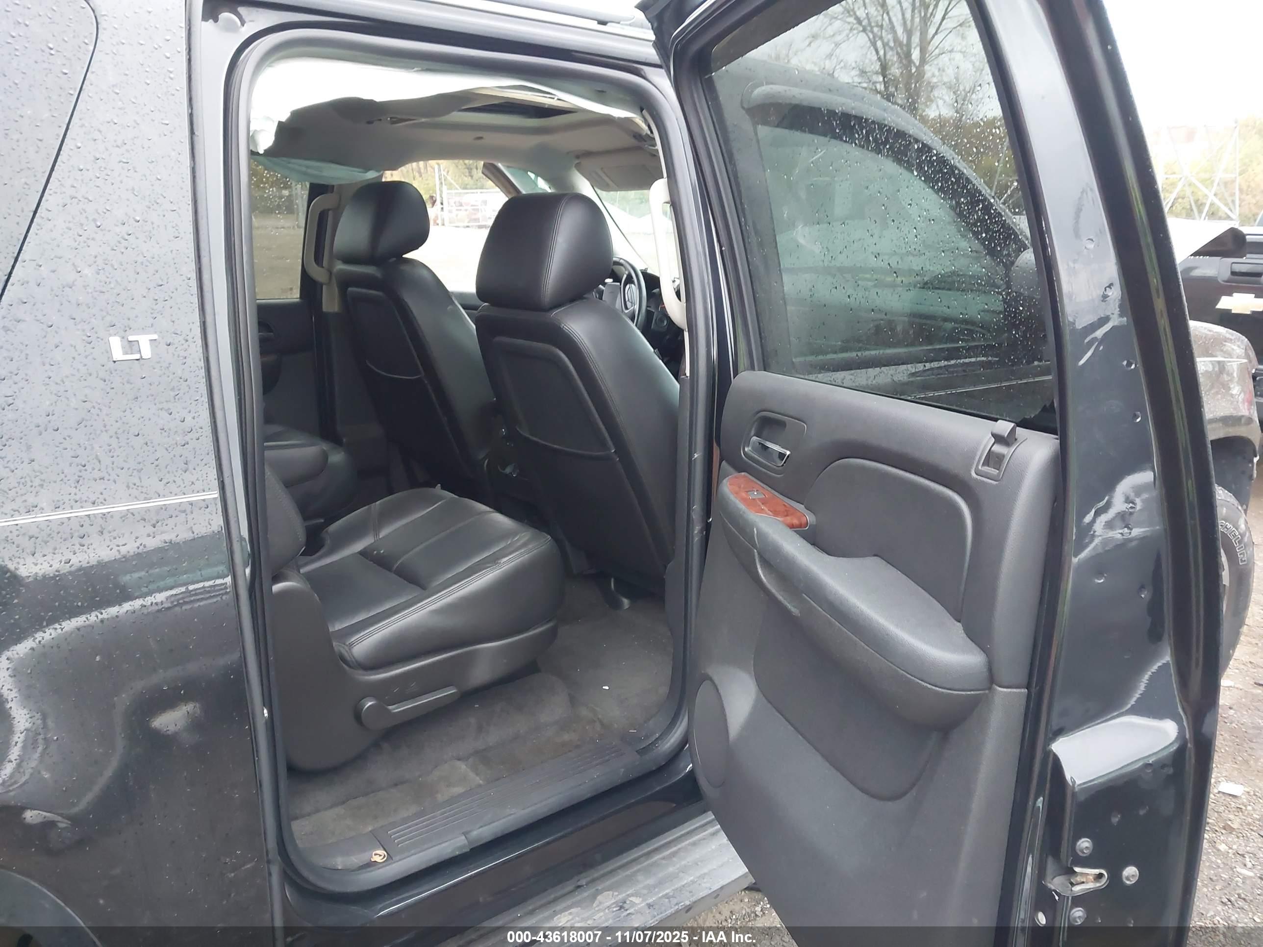 CHEVROLET SUBURBAN image 8