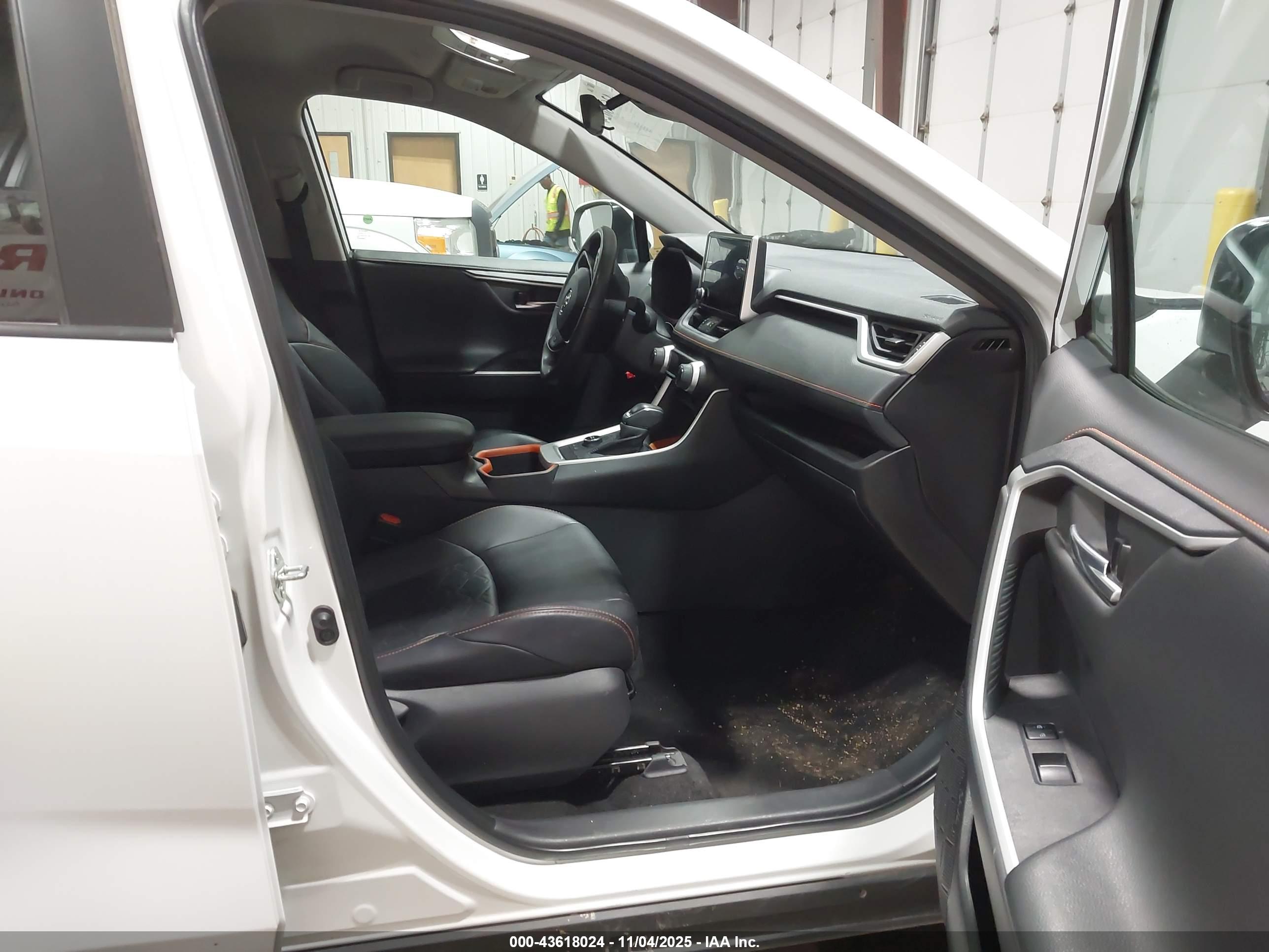 TOYOTA RAV4 image 5