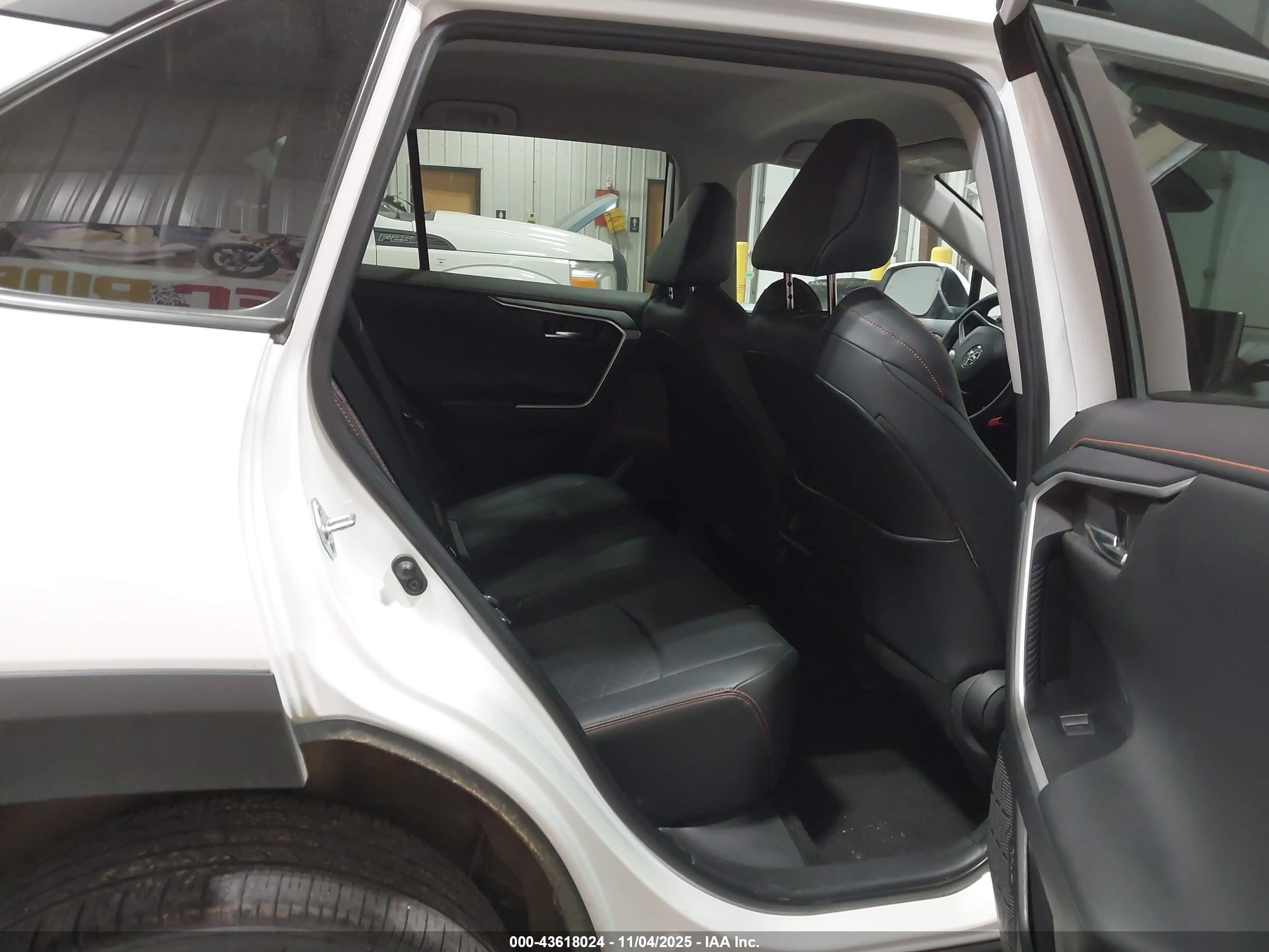 TOYOTA RAV4 image 8