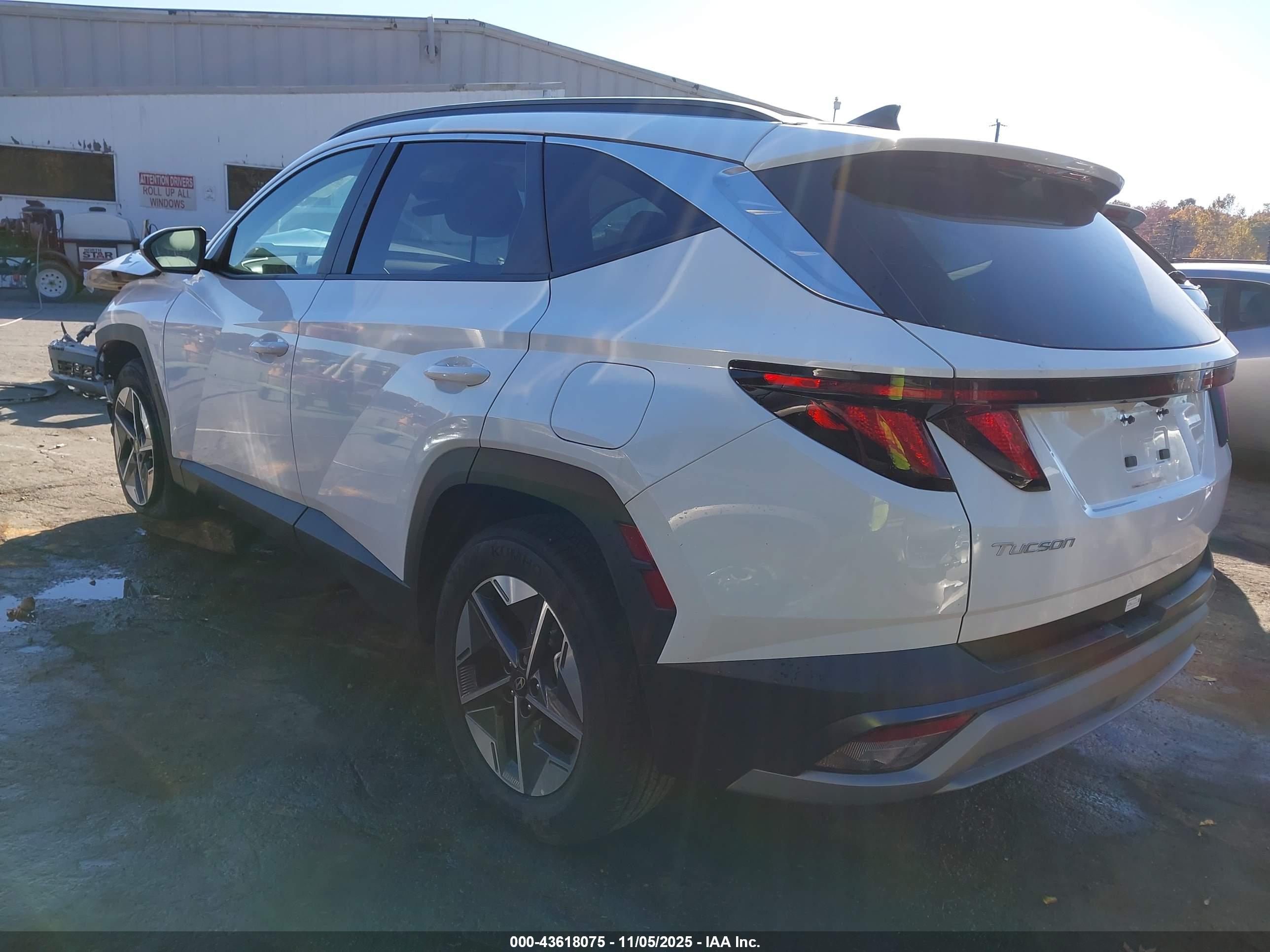 HYUNDAI TUCSON image 3