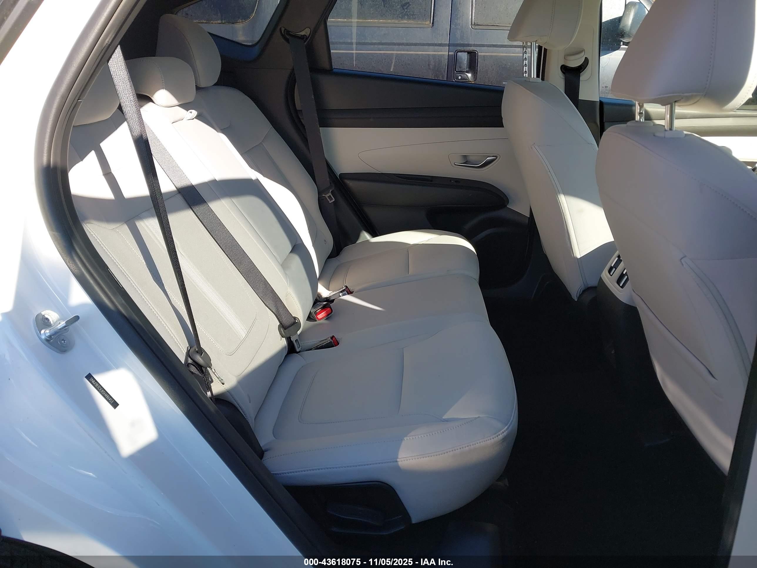HYUNDAI TUCSON image 8