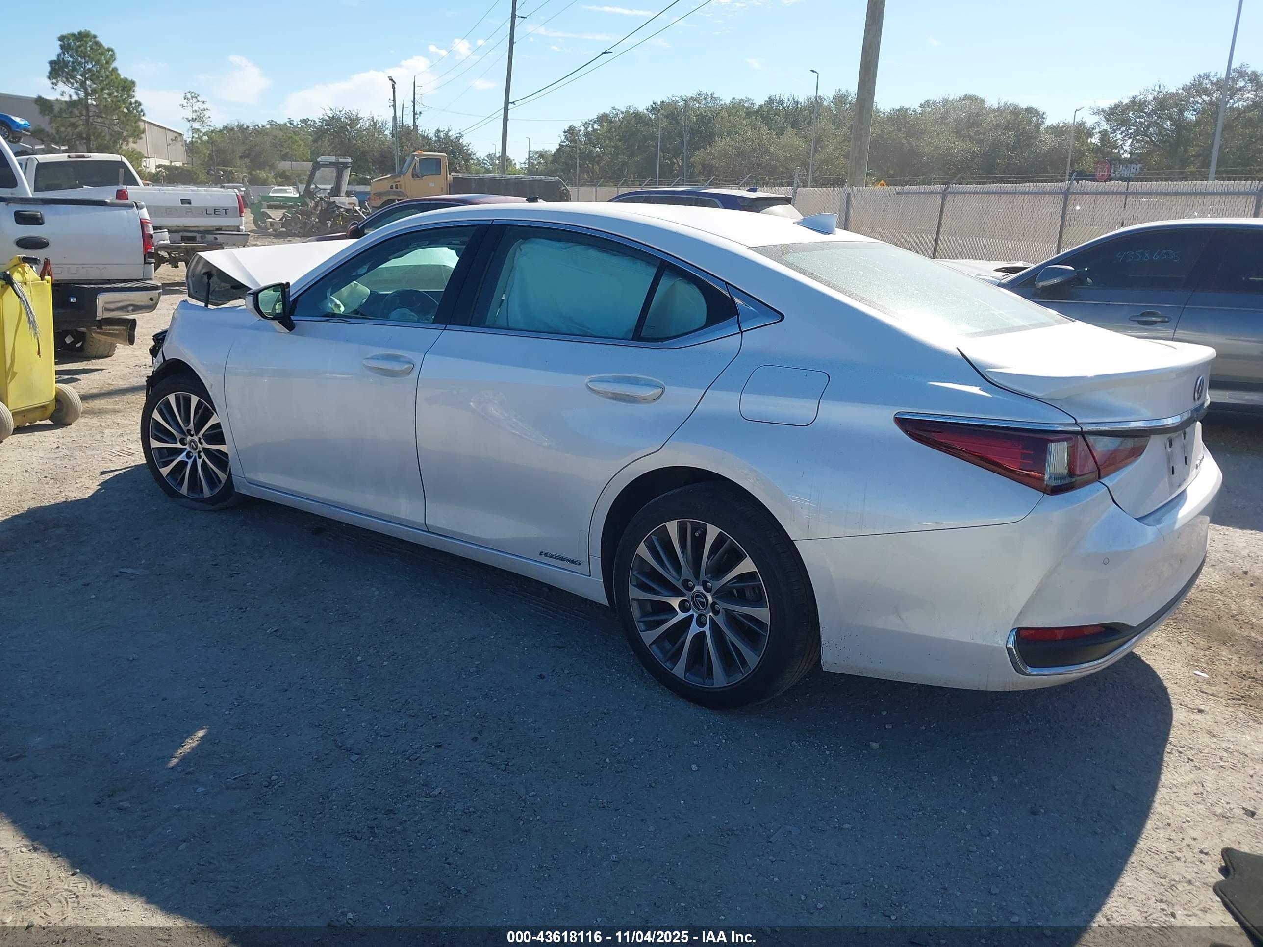 LEXUS ES image 3